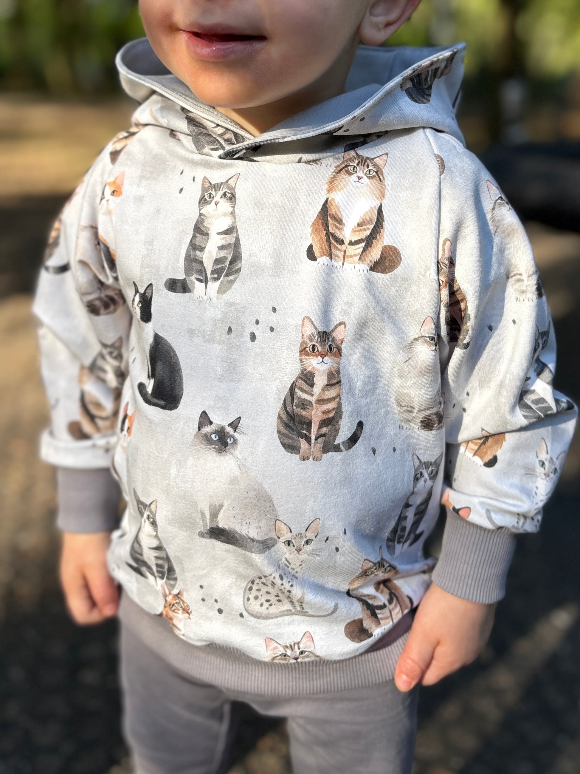 Bluza z kapturem w koty w odcieniach szarości