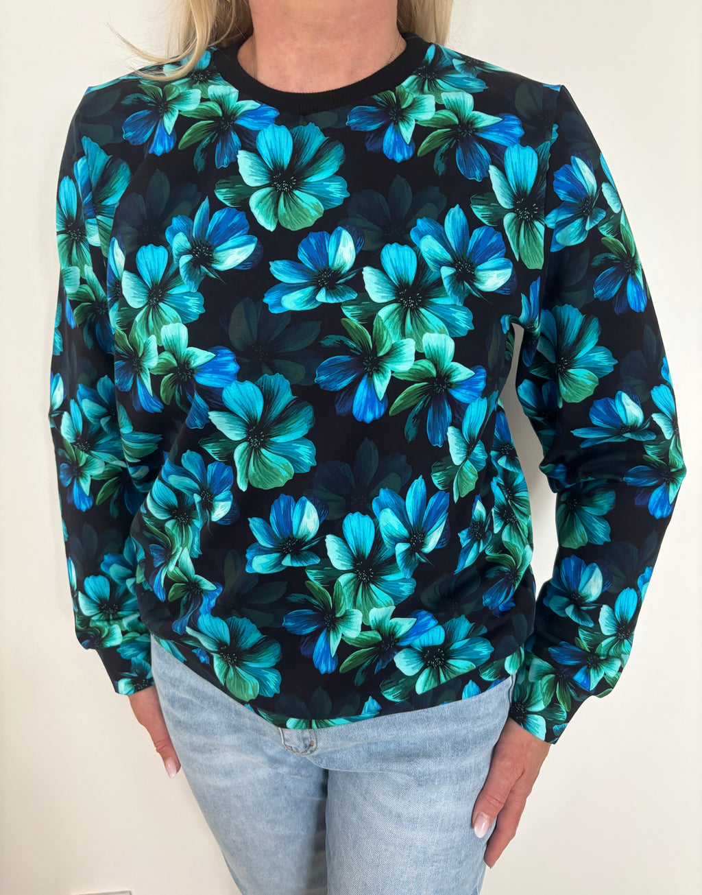 Damska bluza w niebieskie kwiaty