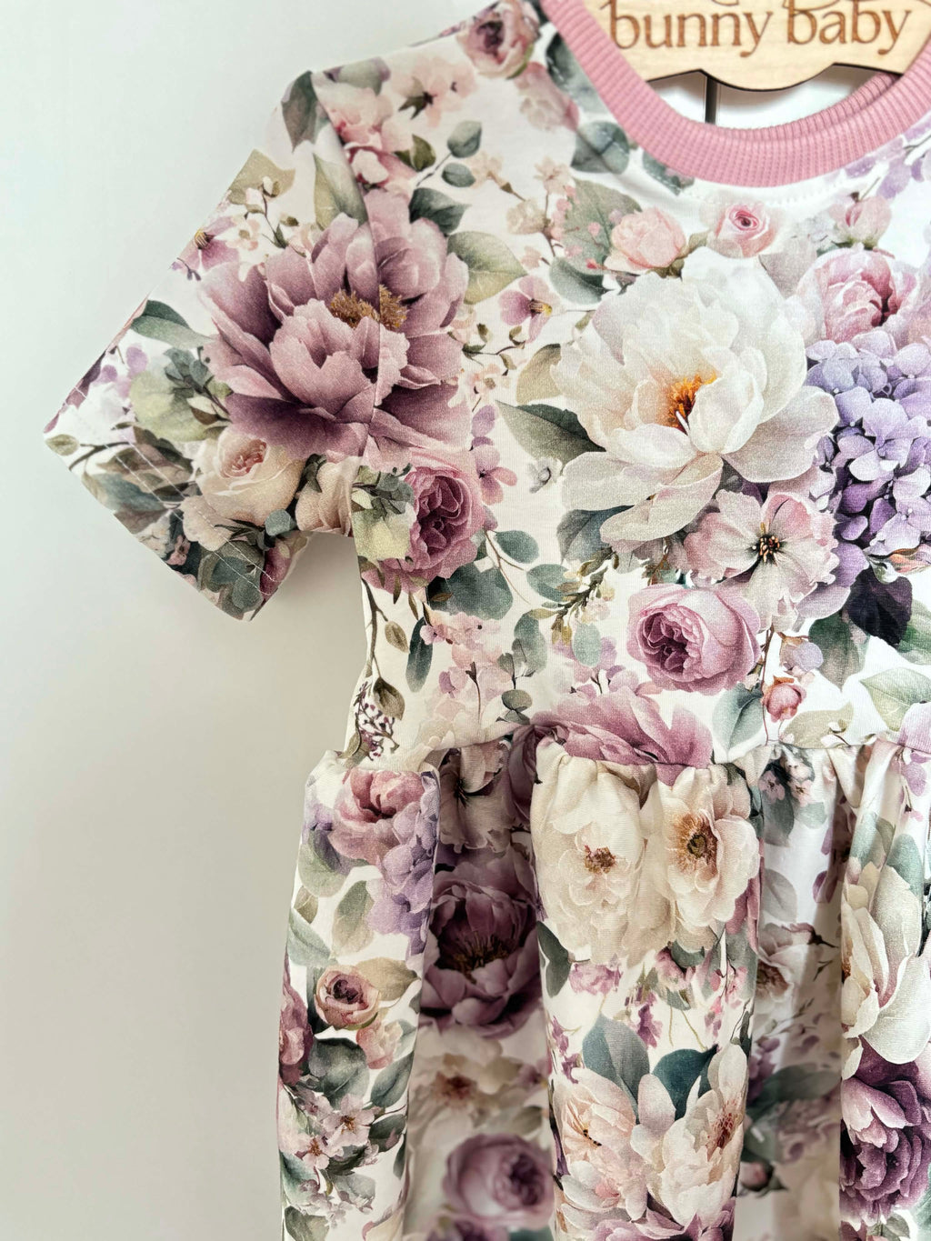 Sukienka na krótki rękaw Violet peonies w odcieniach różu i fioletu