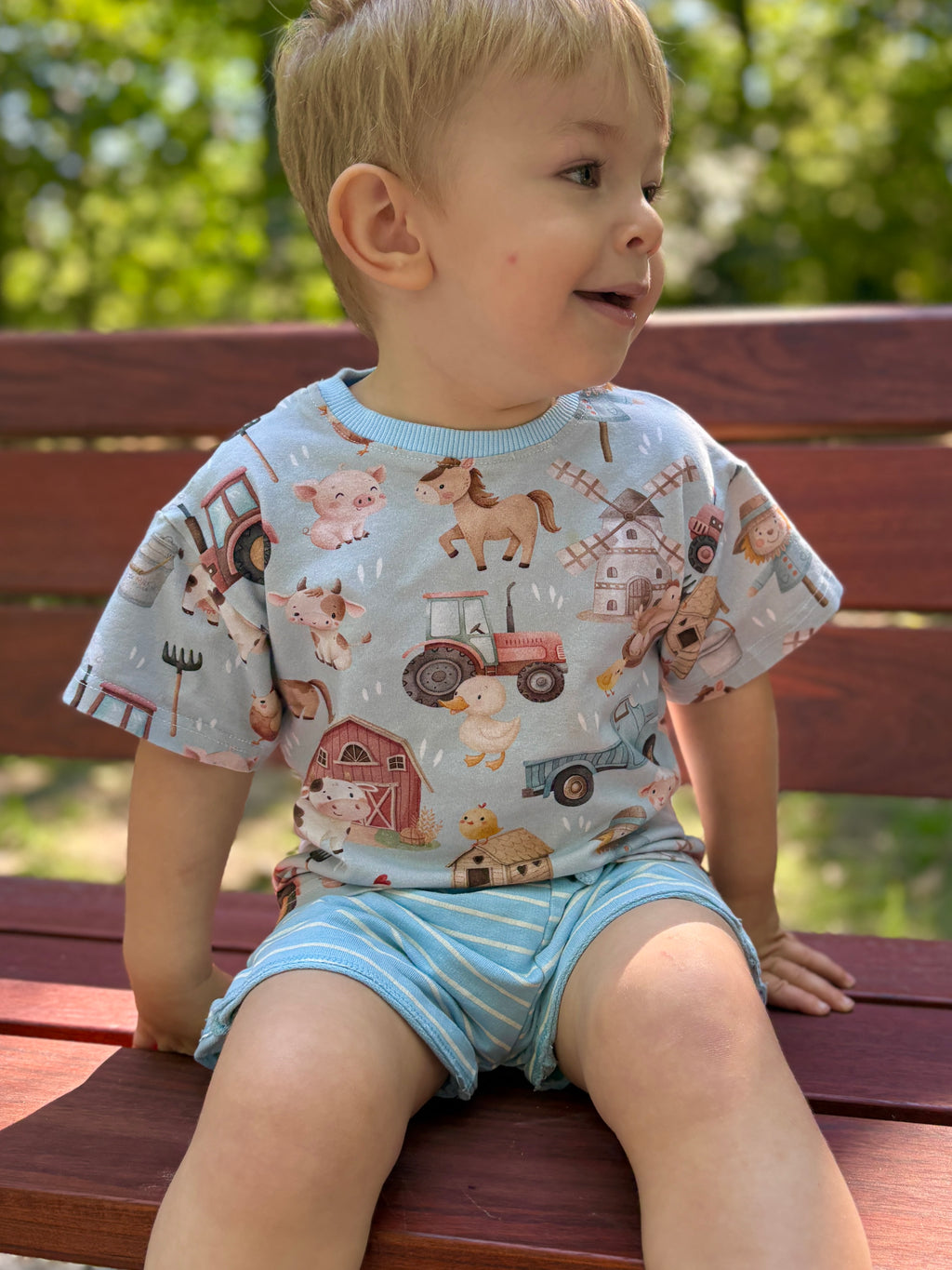 T-shirt farma na błękicie
