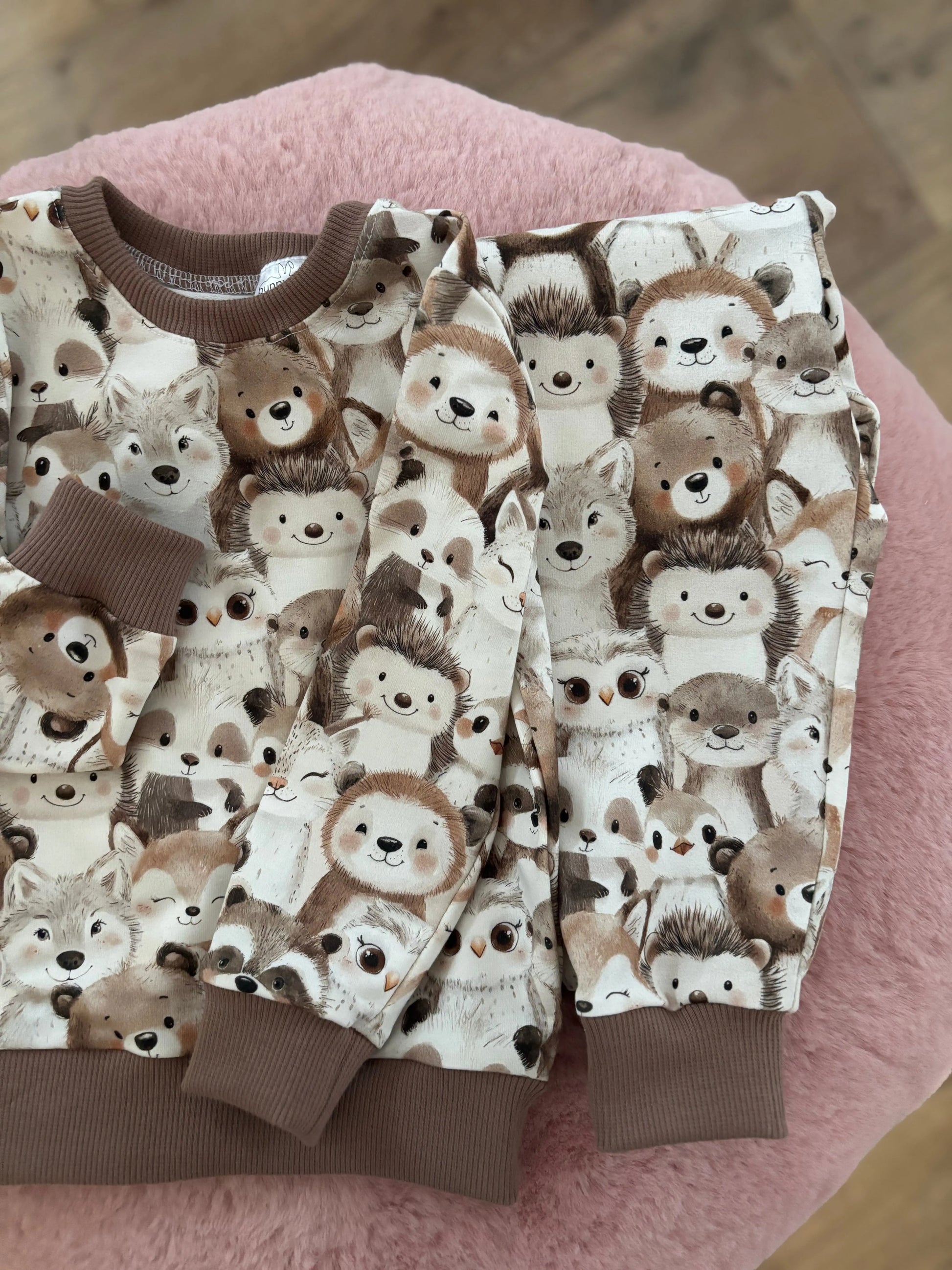 Komplet dresowy w jesienne zwierzątka w odcieniach beżu i brązu - Bunny Baby