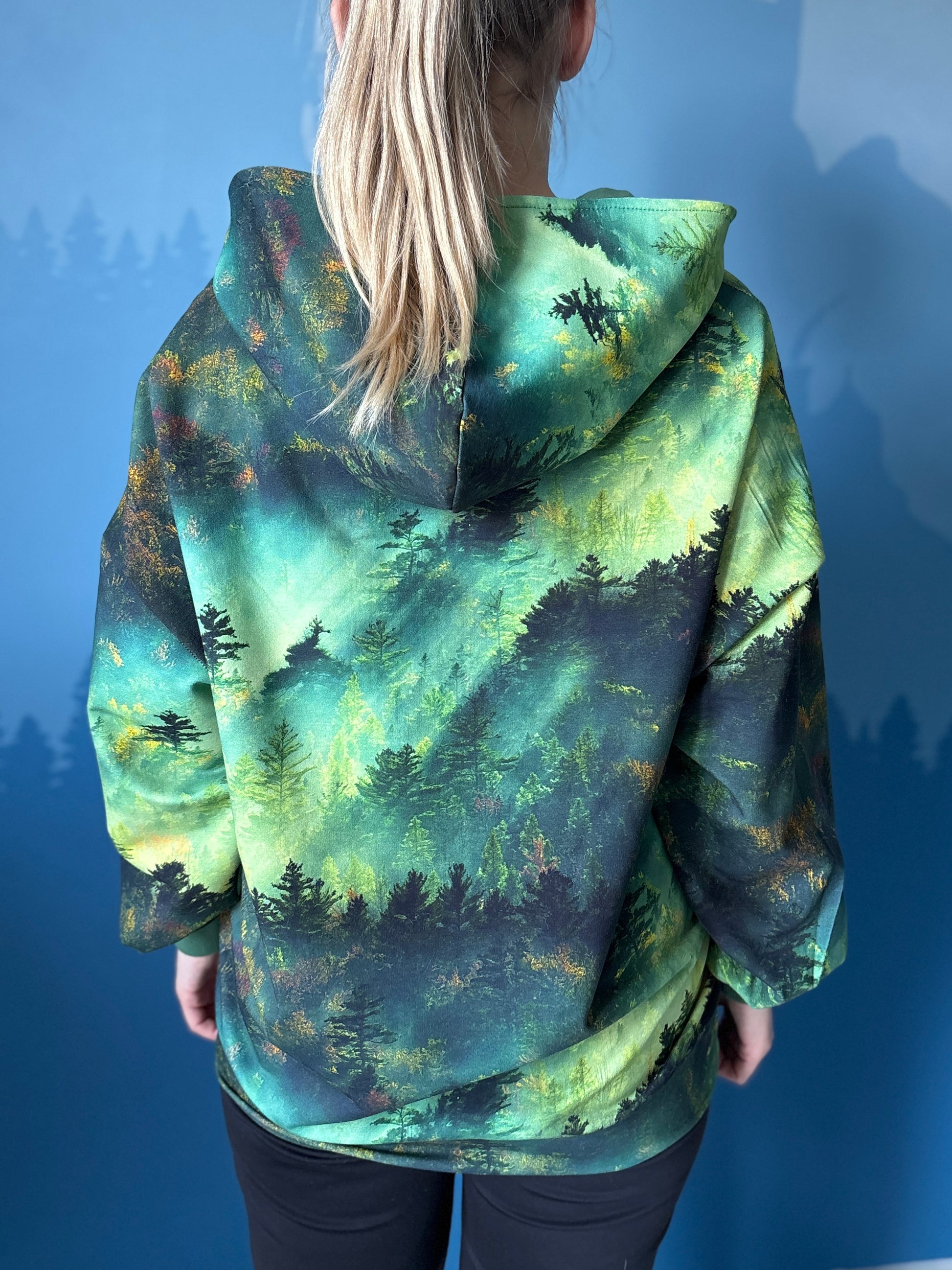 Damska bluza oversize z kapturem las o świcie