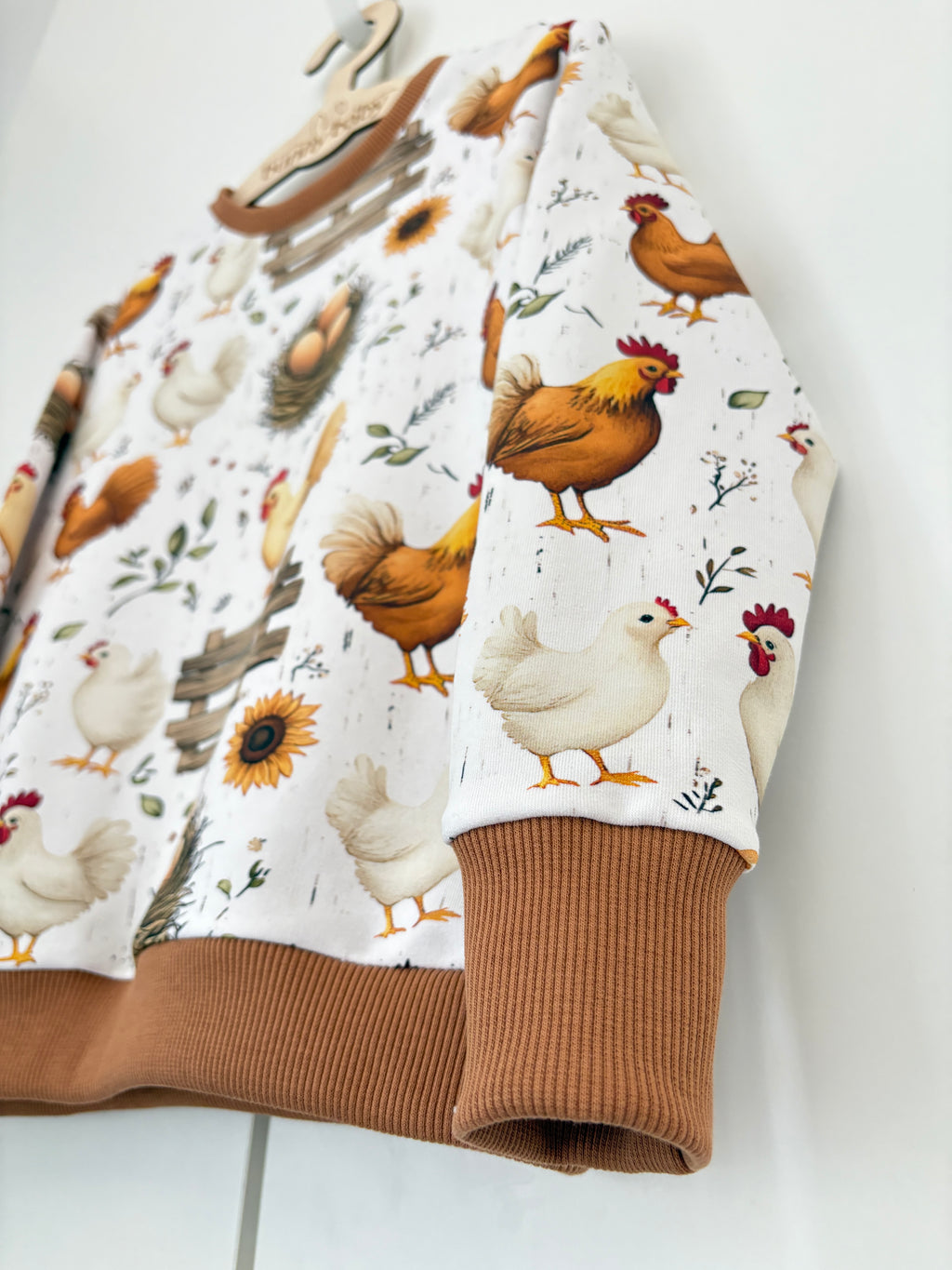 Bluza w kury z karmelowym wykończeniem