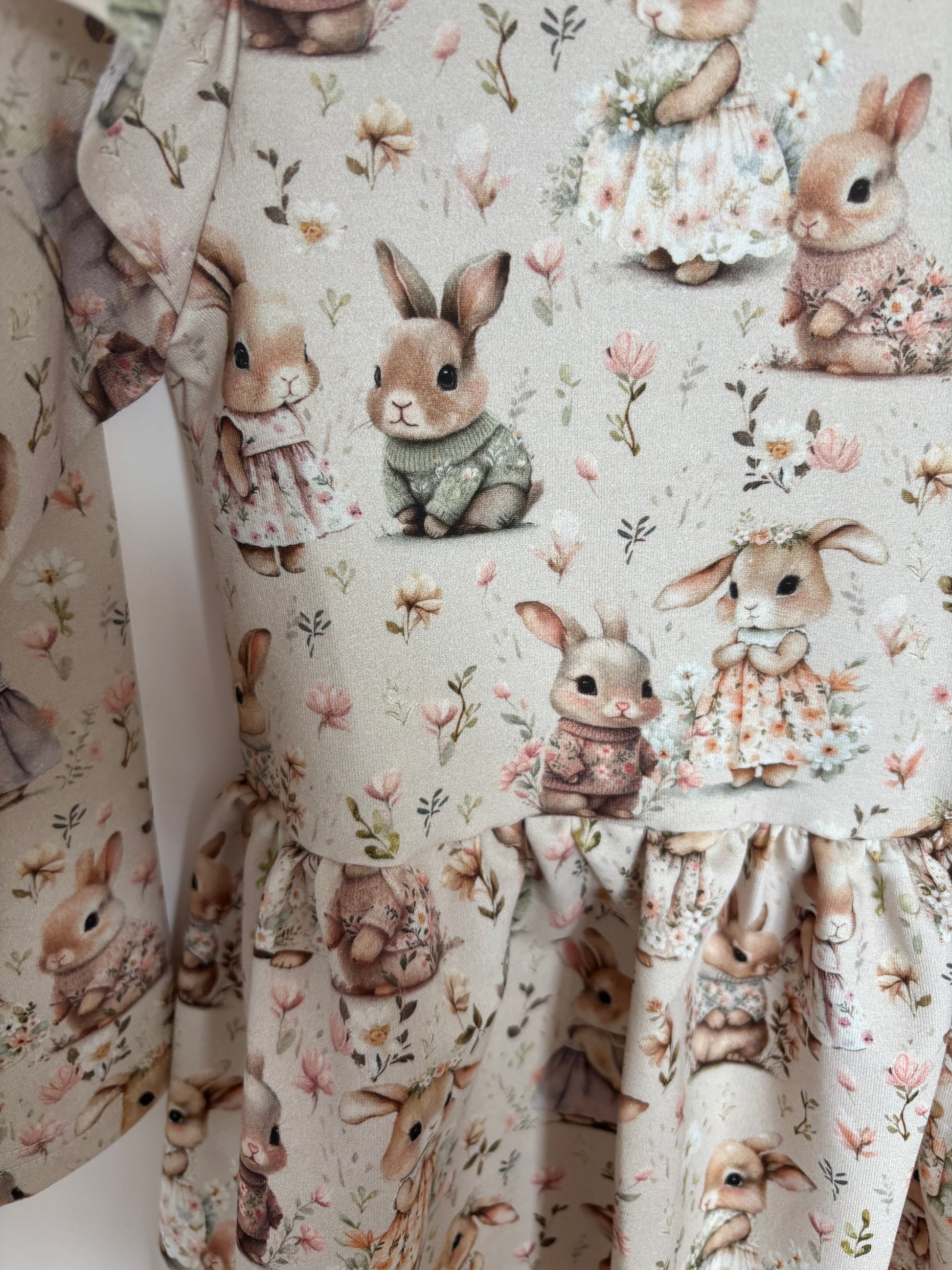 Sukienka na długi rękaw z falbankami w królisie