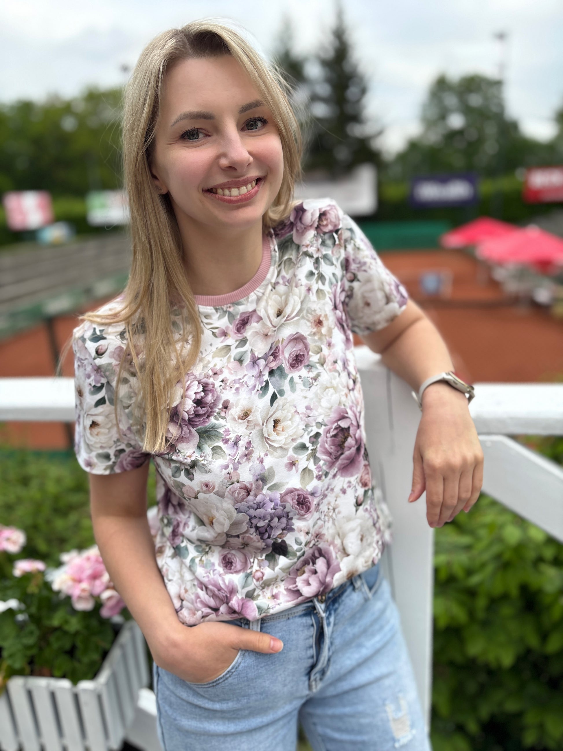 T-shirt Violet Peonies w odcieniach fioletu, różu i bieli