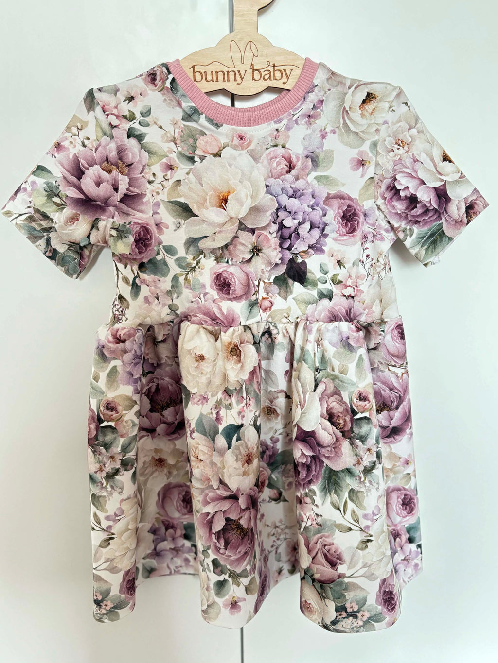 Sukienka na krótki rękaw Violet peonies w odcieniach różu i fioletu