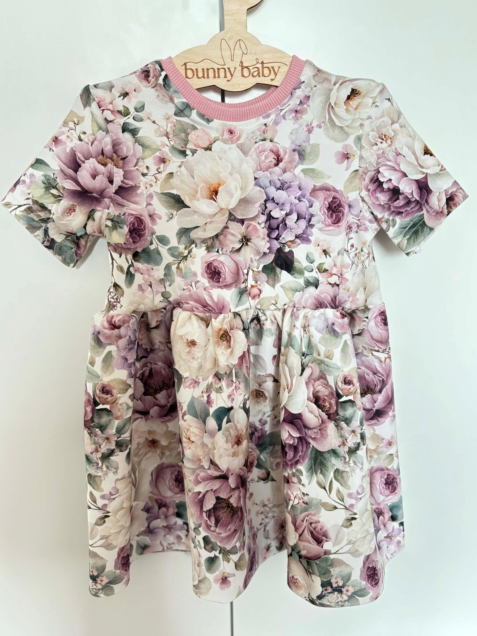 Sukienka na krótki rękaw Violet peonies w odcieniach różu i fioletu