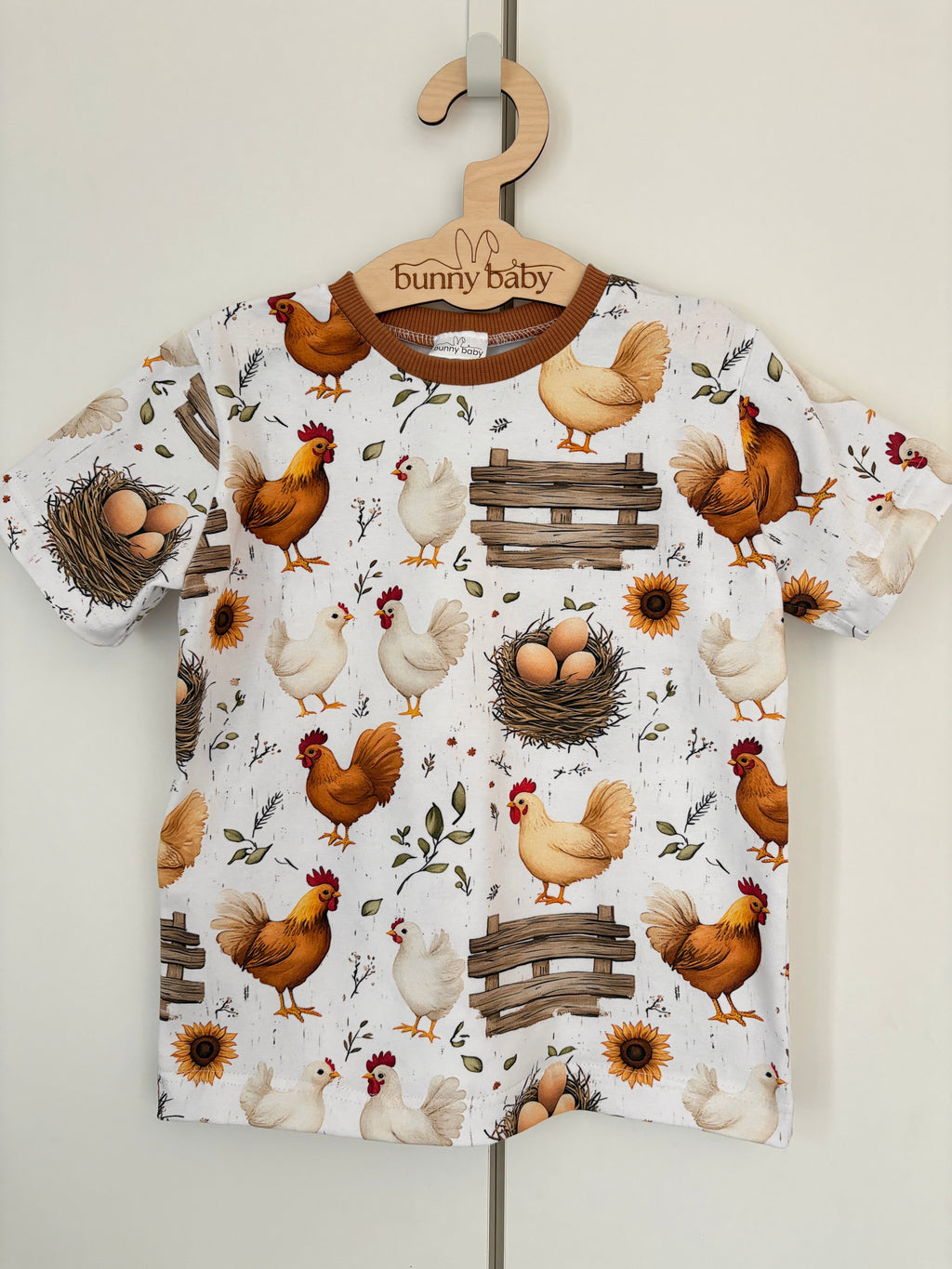 T-shirt w kury z karmelowym wykończeniem