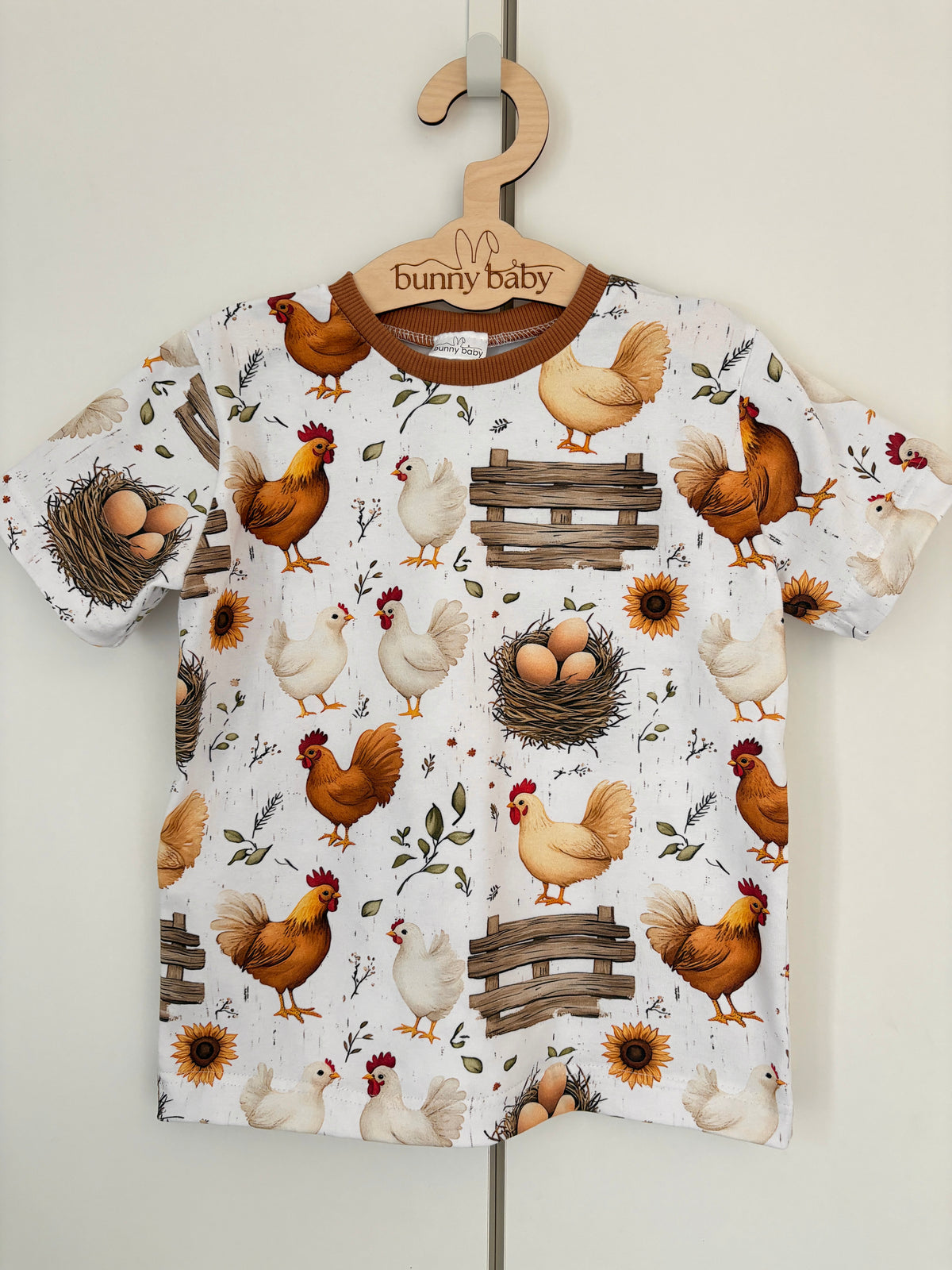T-shirt w kury z karmelowym wykończeniem