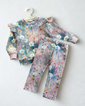 Zestaw w kwiecistych odcieniach różu - bluza z falbanką i legginsy