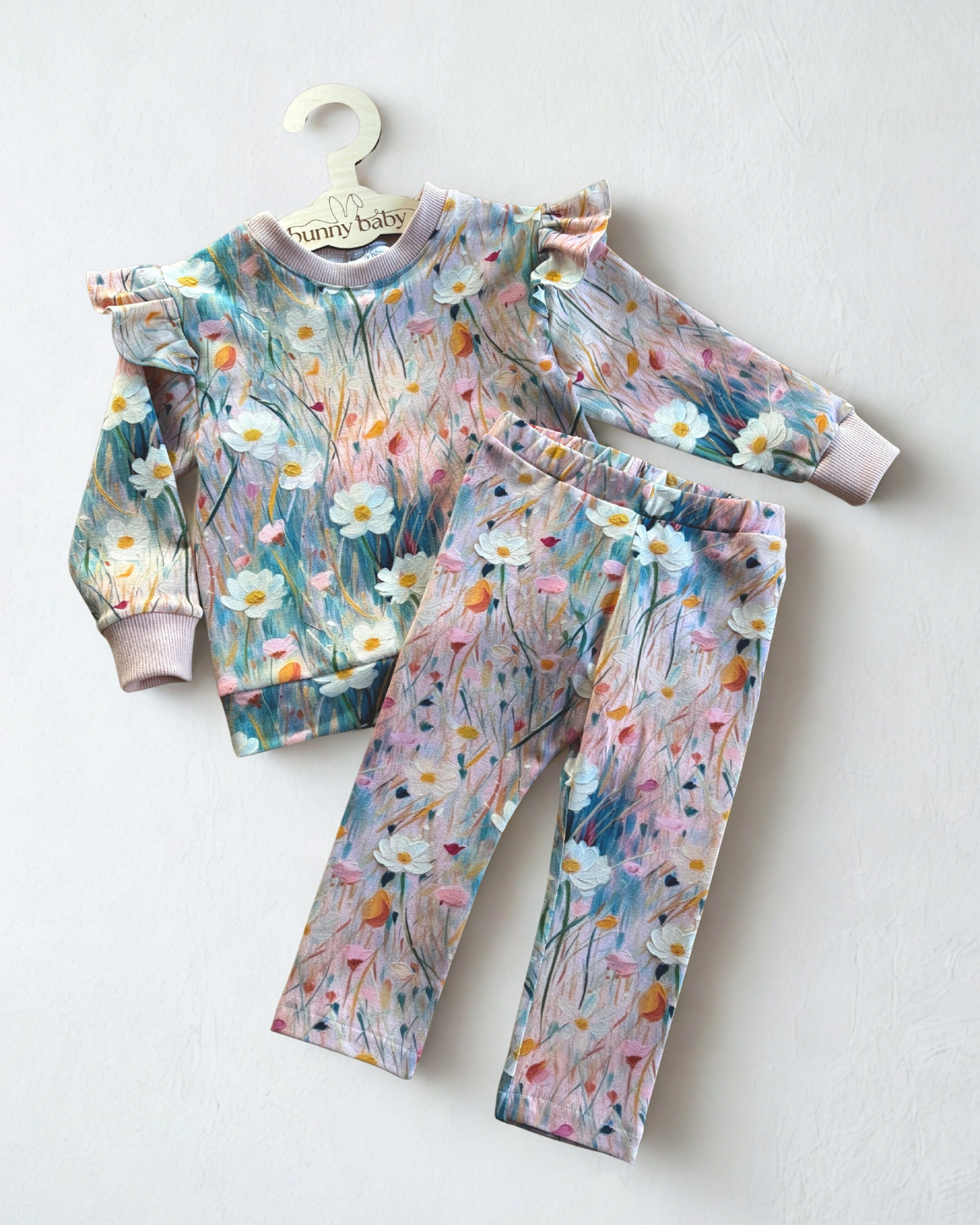 Zestaw w kwiecistych odcieniach różu - bluza z falbanką i legginsy