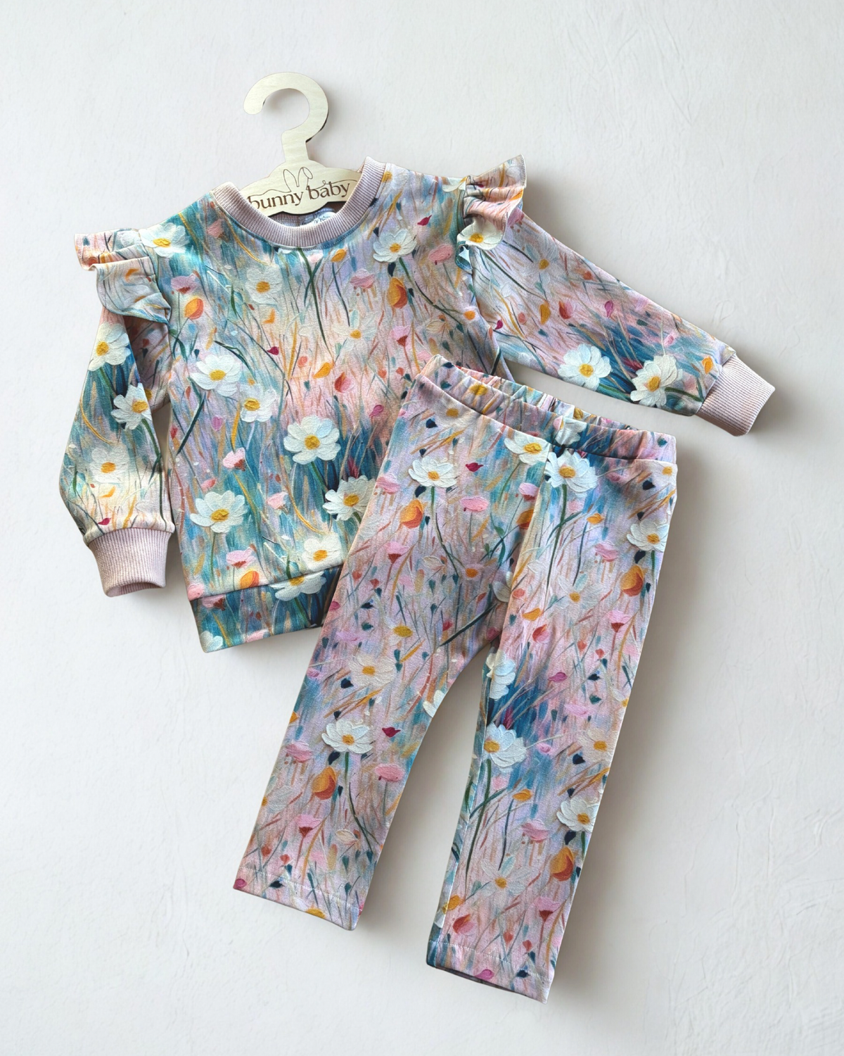 Zestaw w kwiecistych odcieniach różu - bluza z falbanką i legginsy