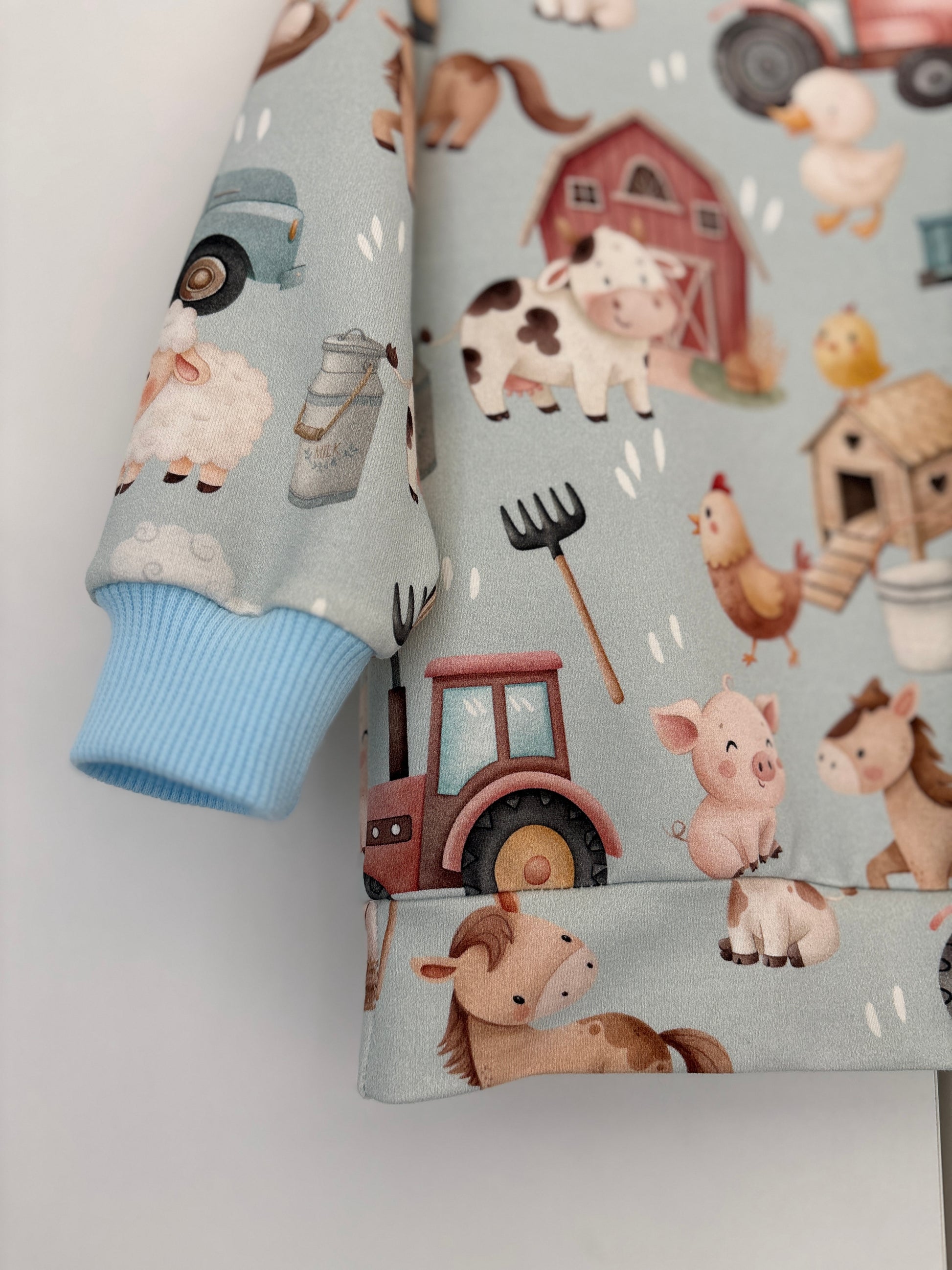 Bluza w traktory z błękitnymi ściągaczami