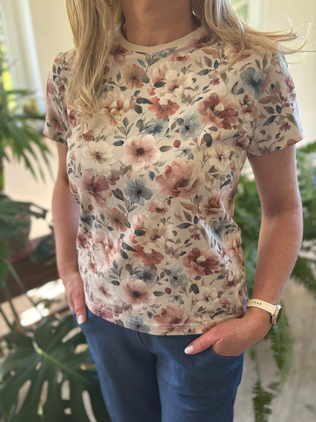 T-shirt beżowy w delikatne kwiaty