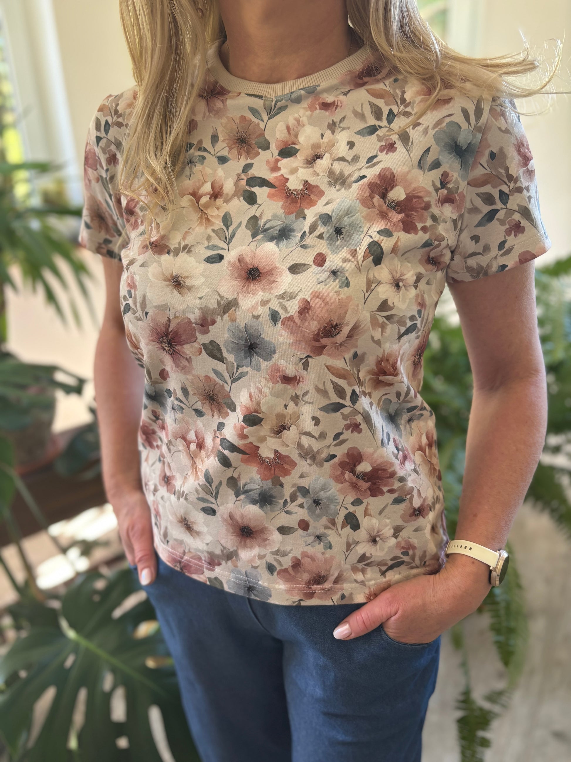 T-shirt beżowy w delikatne kwiaty