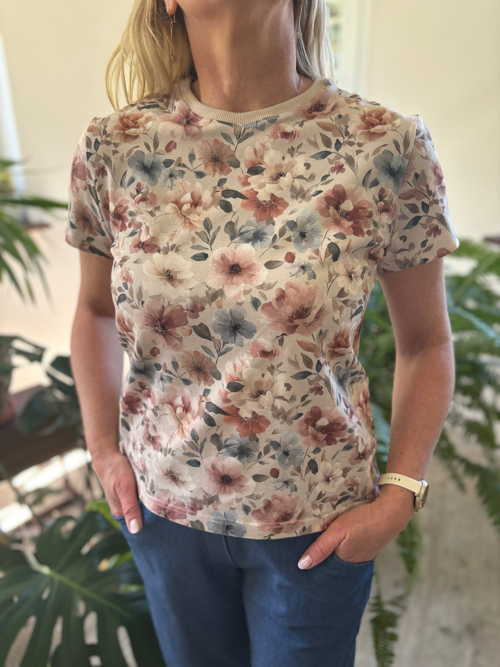 T-shirt beżowy w delikatne kwiaty