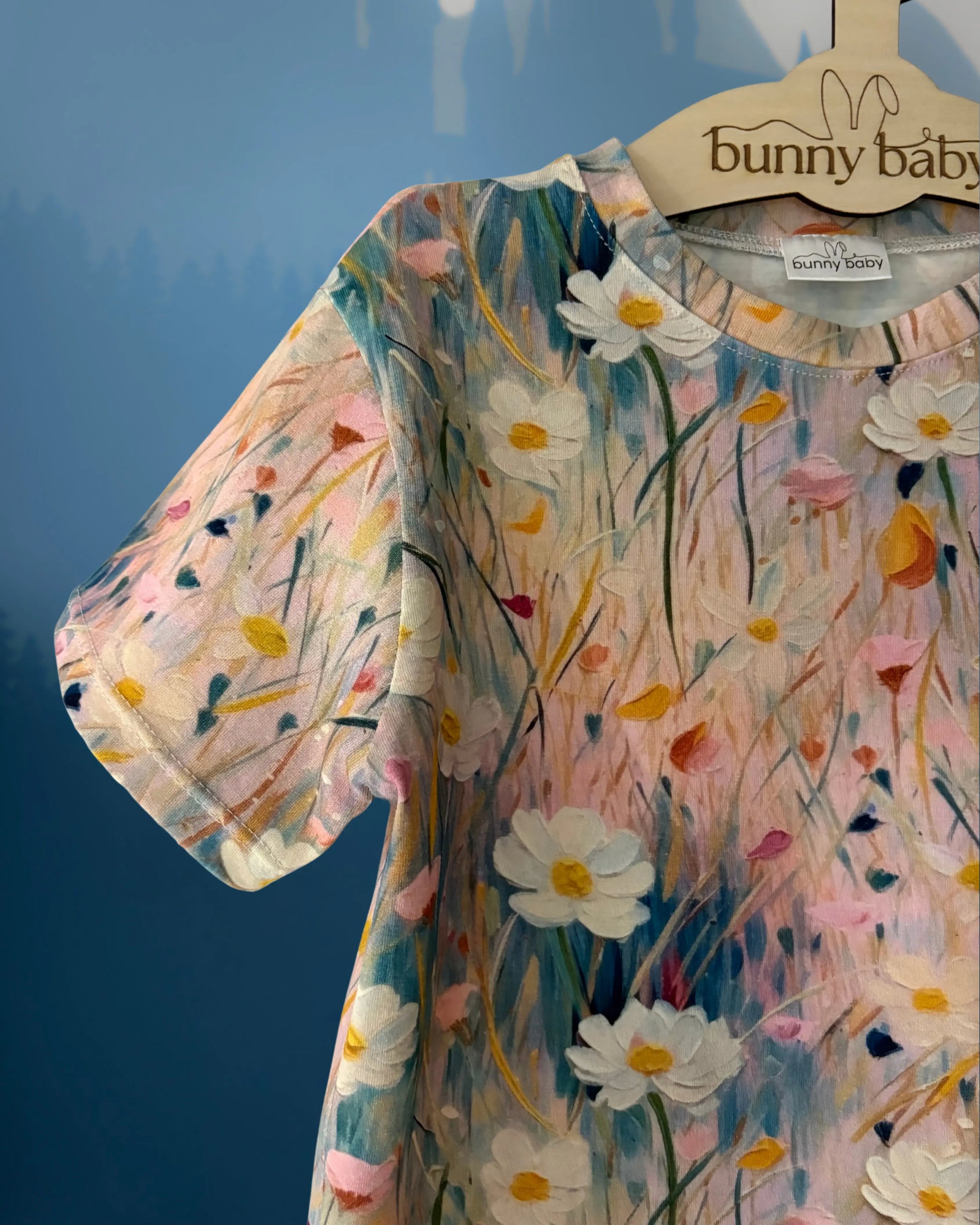 T-shirt dziewczęcy w różowe kwiaty na łące - Bunny Baby