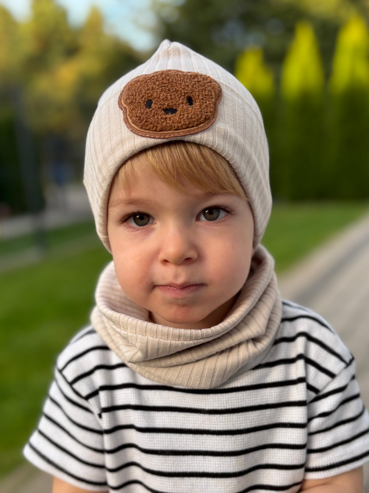 Komplet czapka z naszywką i komin z dzianiny prążek - kremowy z misiem
