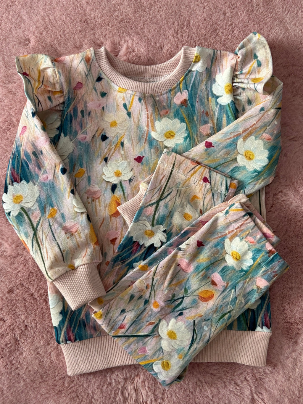 Zestaw w kwiecistych odcieniach różu - bluza z falbanką i legginsy - Bunny Baby