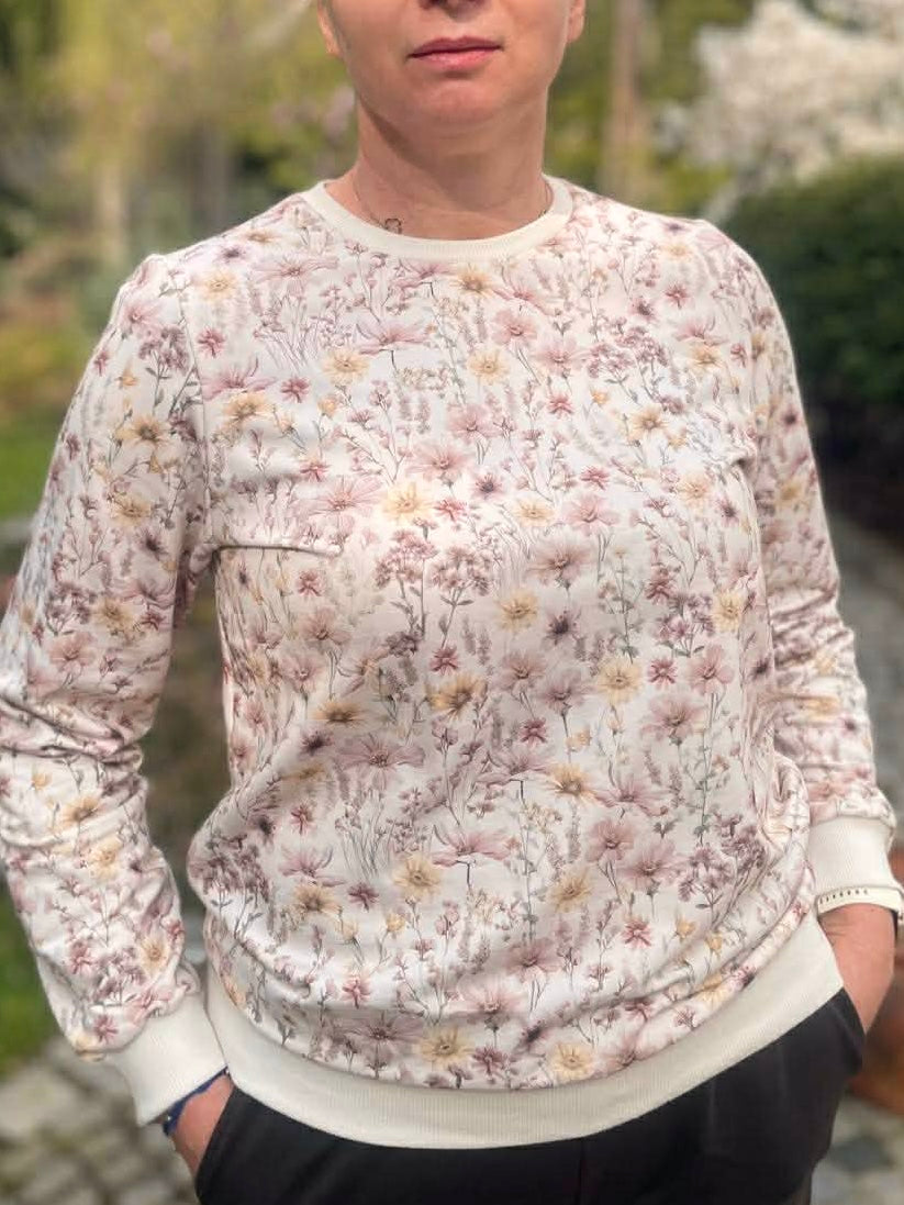 Kremowa bluza w delikatne kwiatuszki