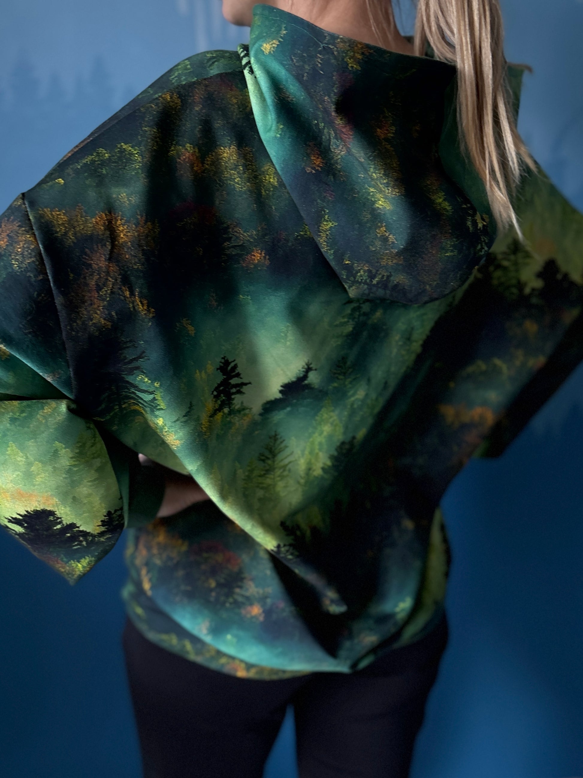 Damska bluza oversize z kapturem las o świcie