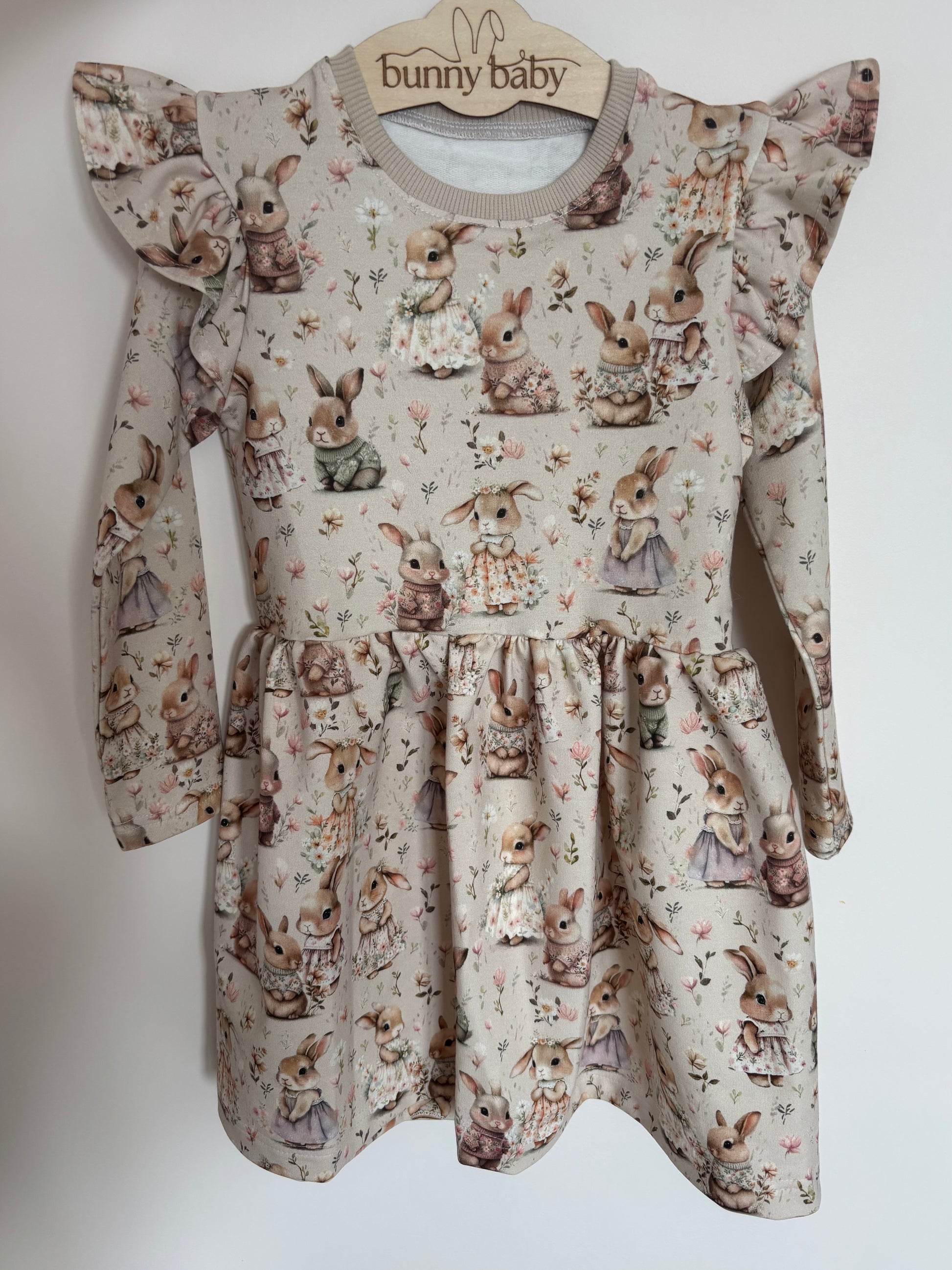 Sukienka na długi rękaw z falbankami w królisie