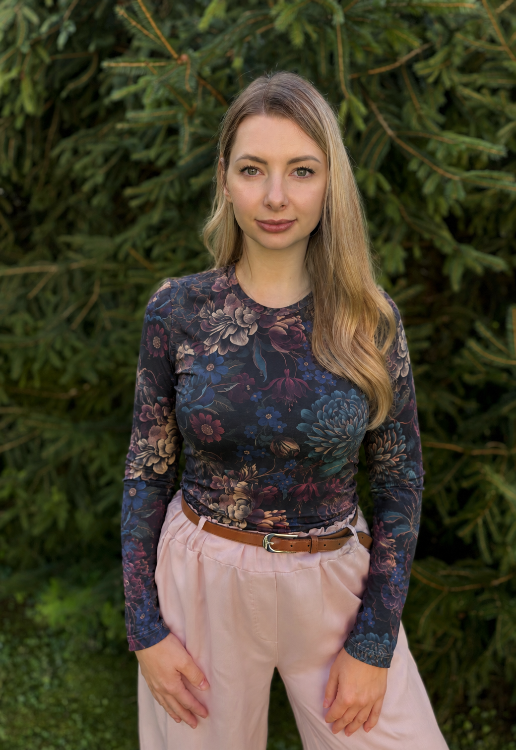 Damska dopasowana bluzka longsleeve na długi rękaw dark flowers