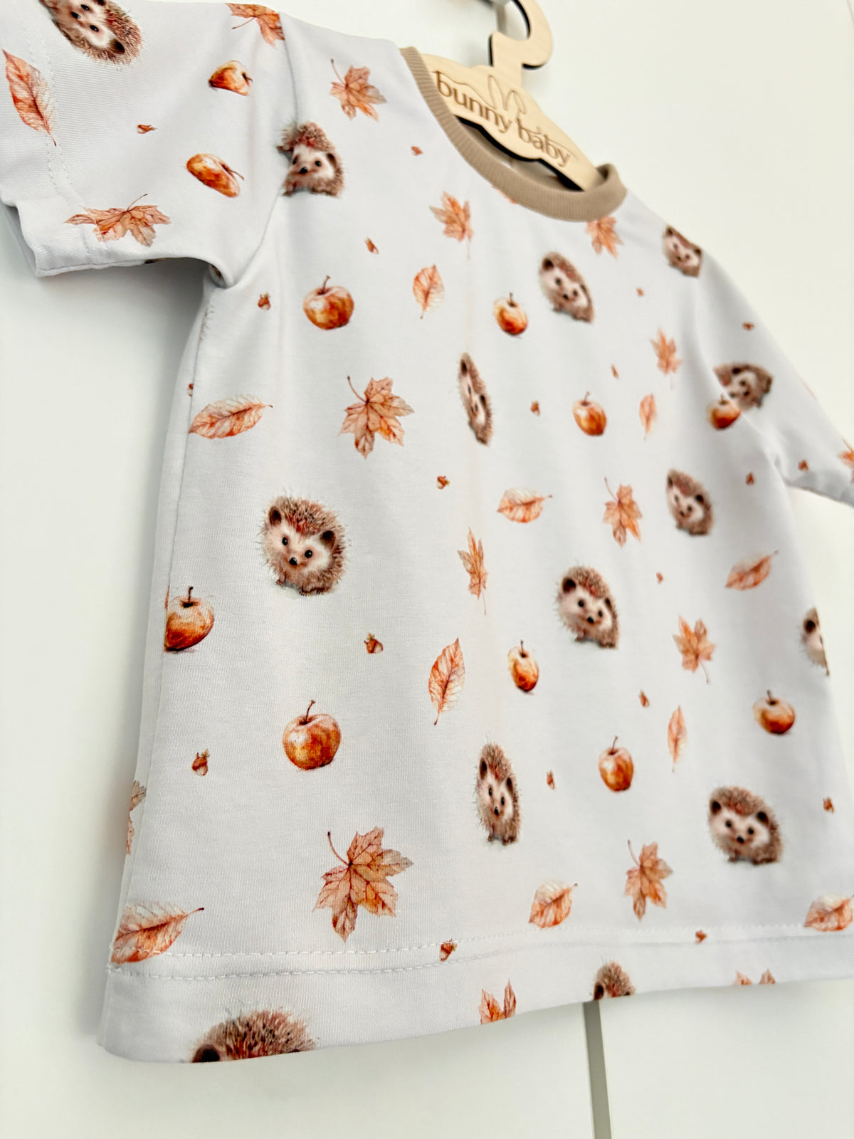 T-shirt w jesienne jeżyki i liście