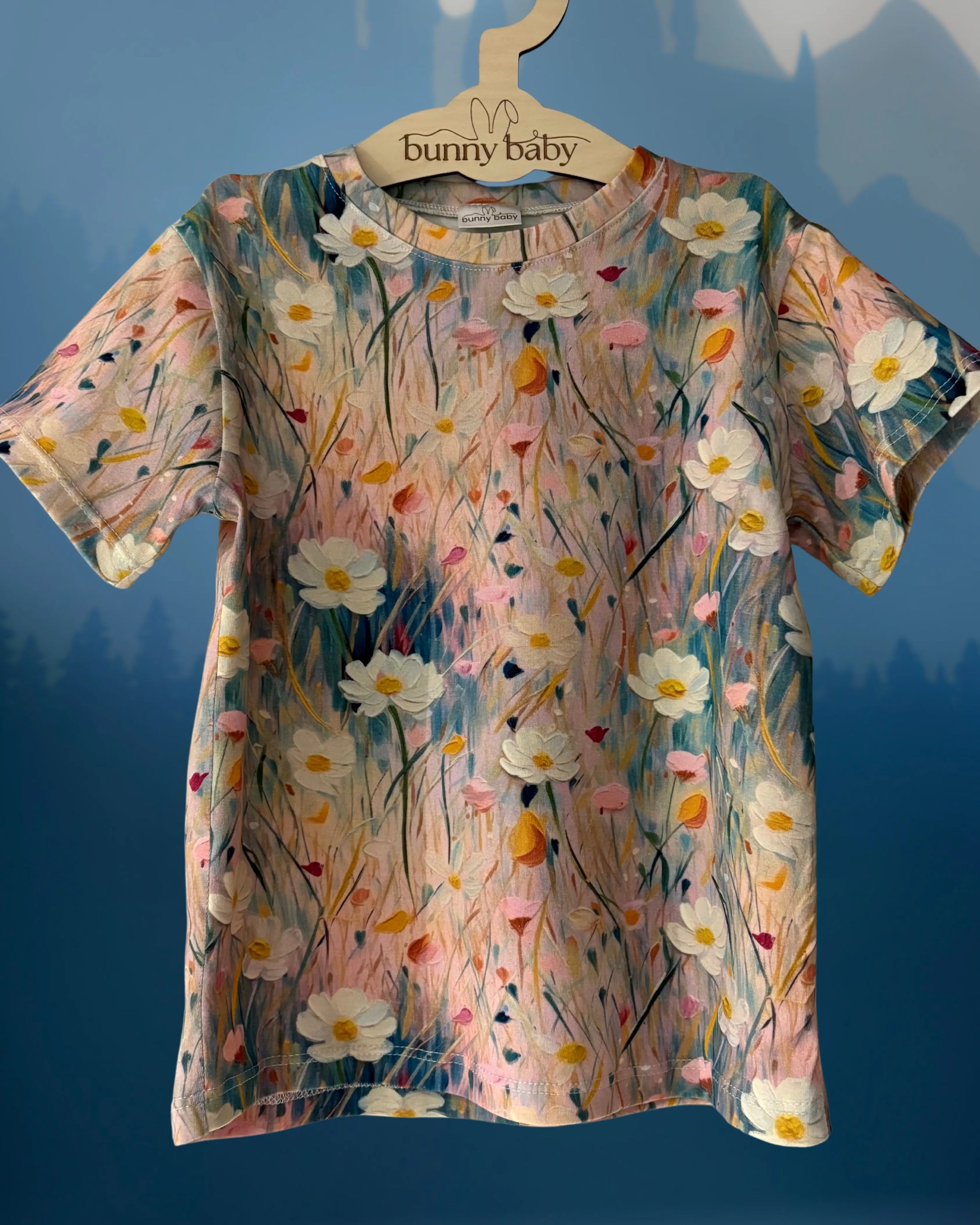 T-shirt dziewczęcy w różowe kwiaty na łące - Bunny Baby