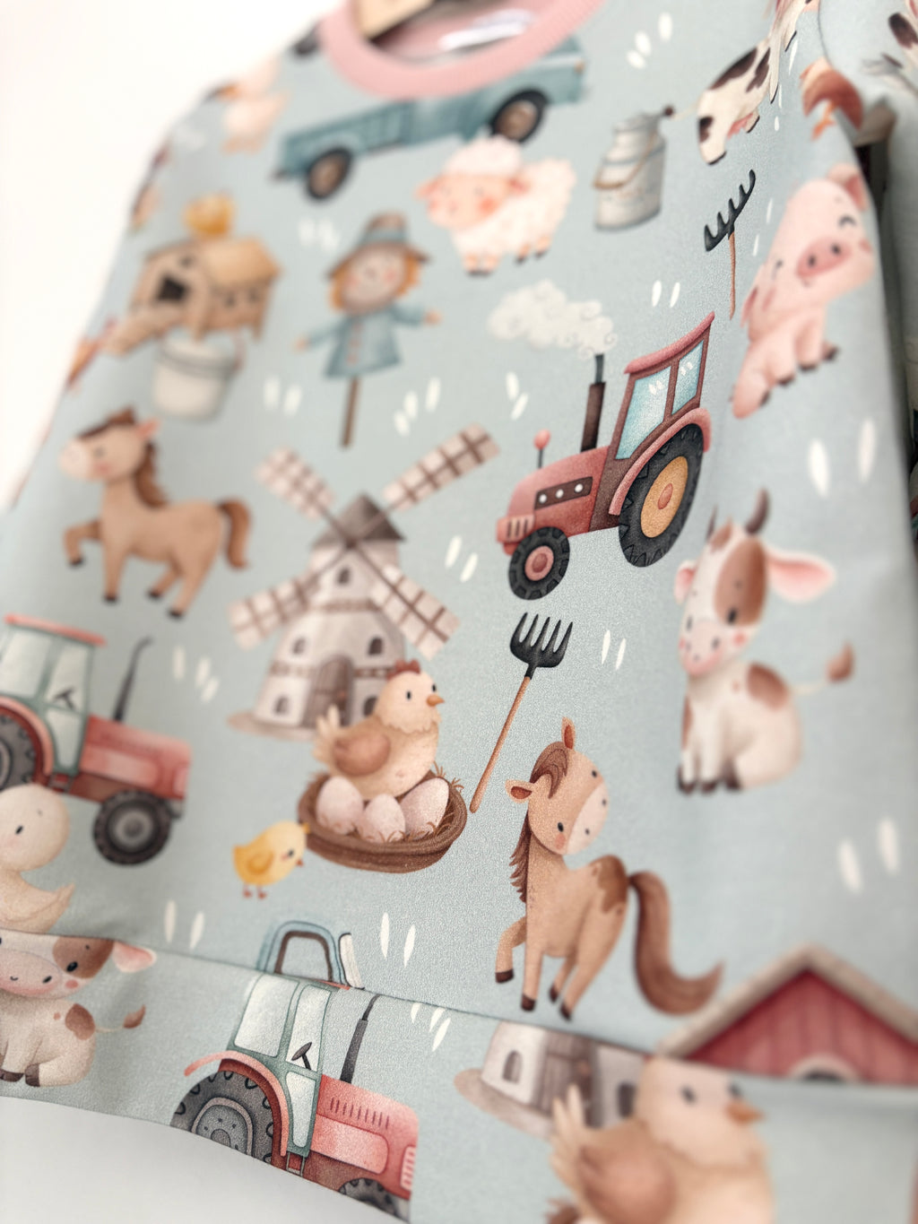 Bluza w traktory z różowymi ściągaczami