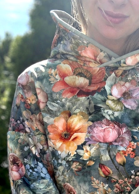 Damska bluza oversize z kapturem feeria barw z zielonym wykończeniem