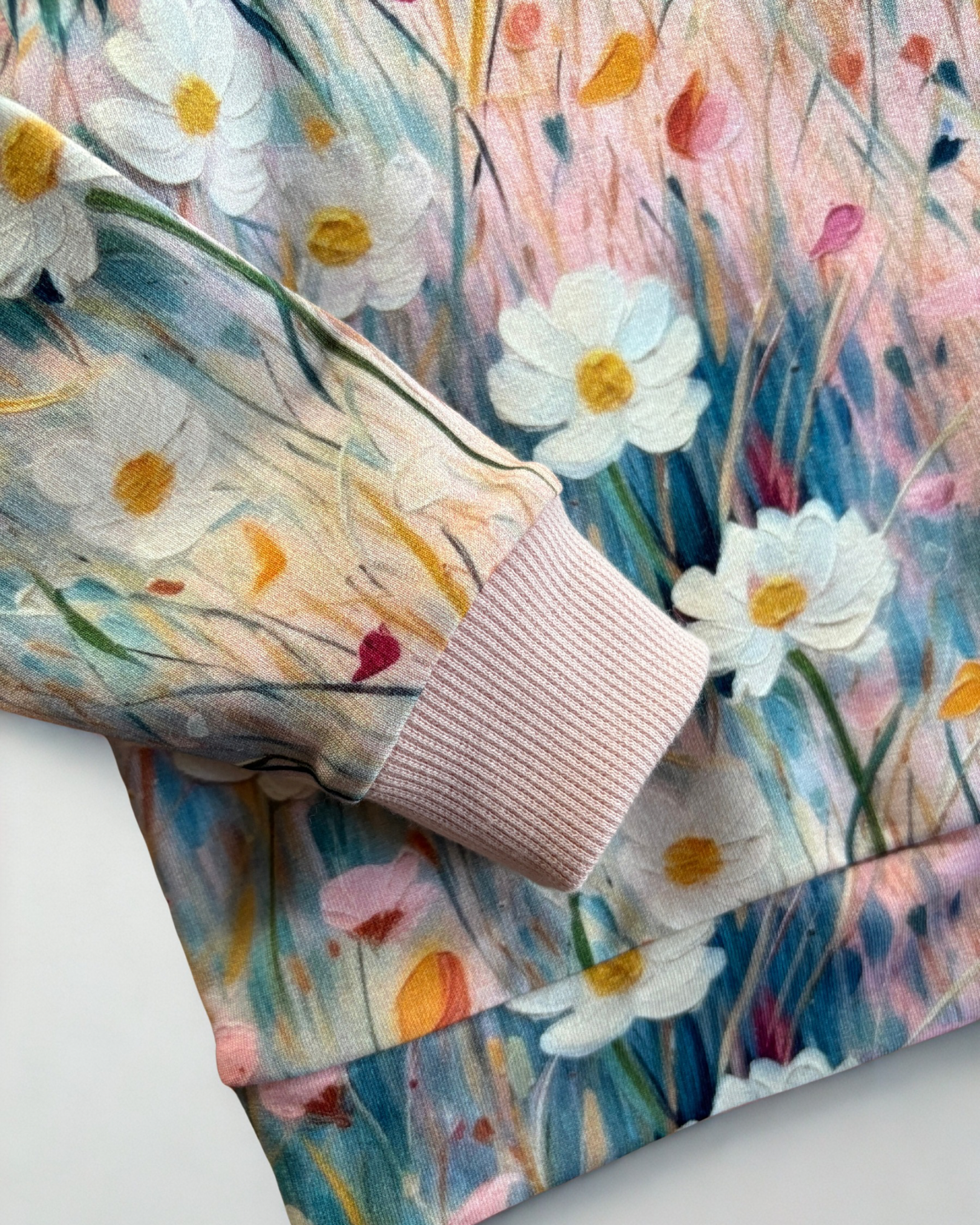 Zestaw w kwiecistych odcieniach różu - bluza z falbanką i legginsy