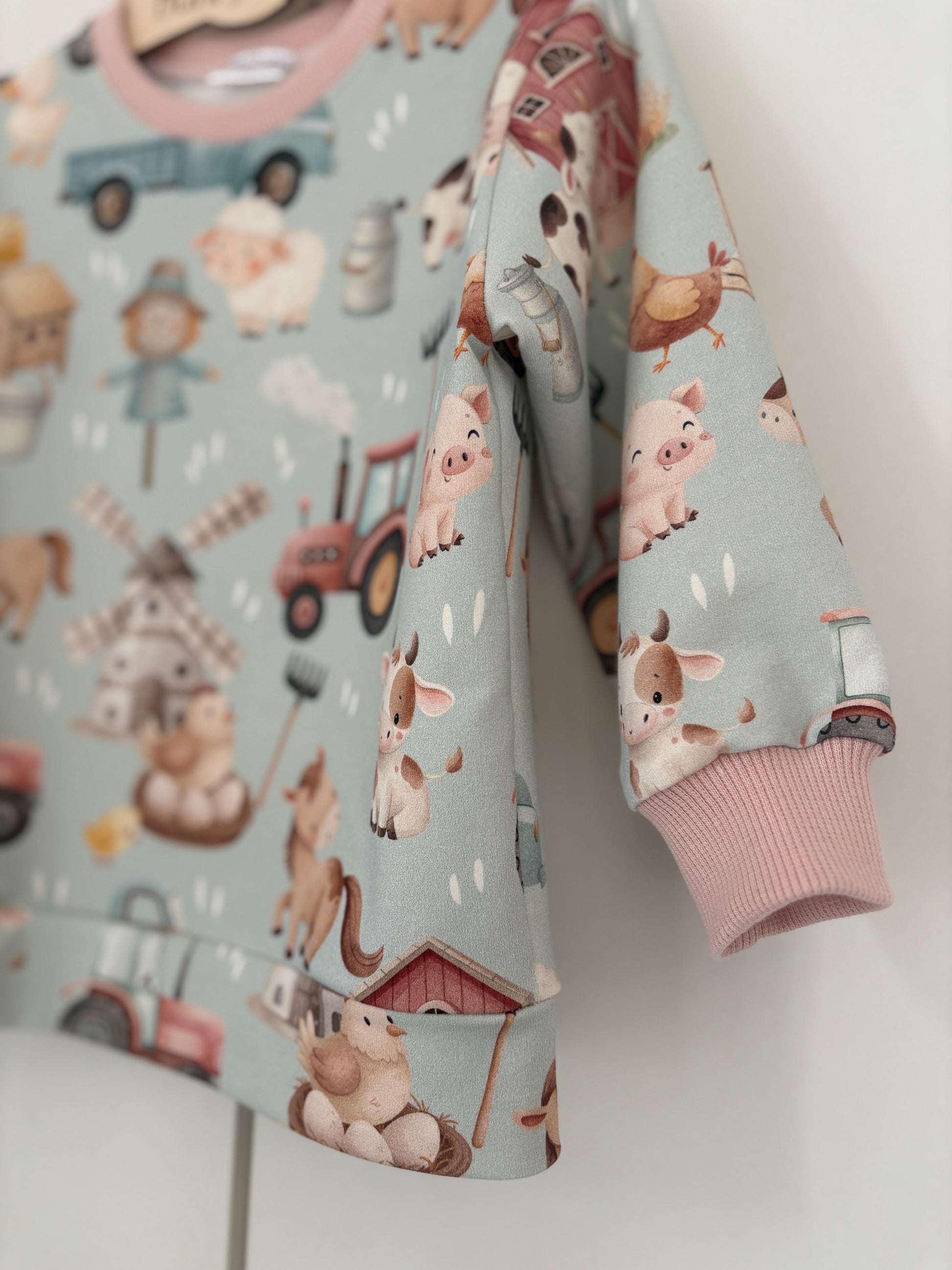 Bluza w traktory z różowymi ściągaczami