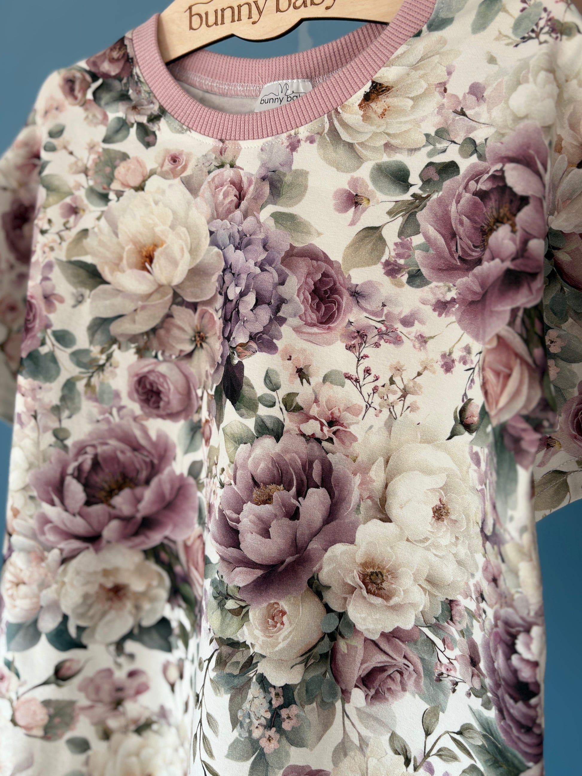 T-shirt oversize Violet Peonies w odcieniach fioletu, różu i bieli