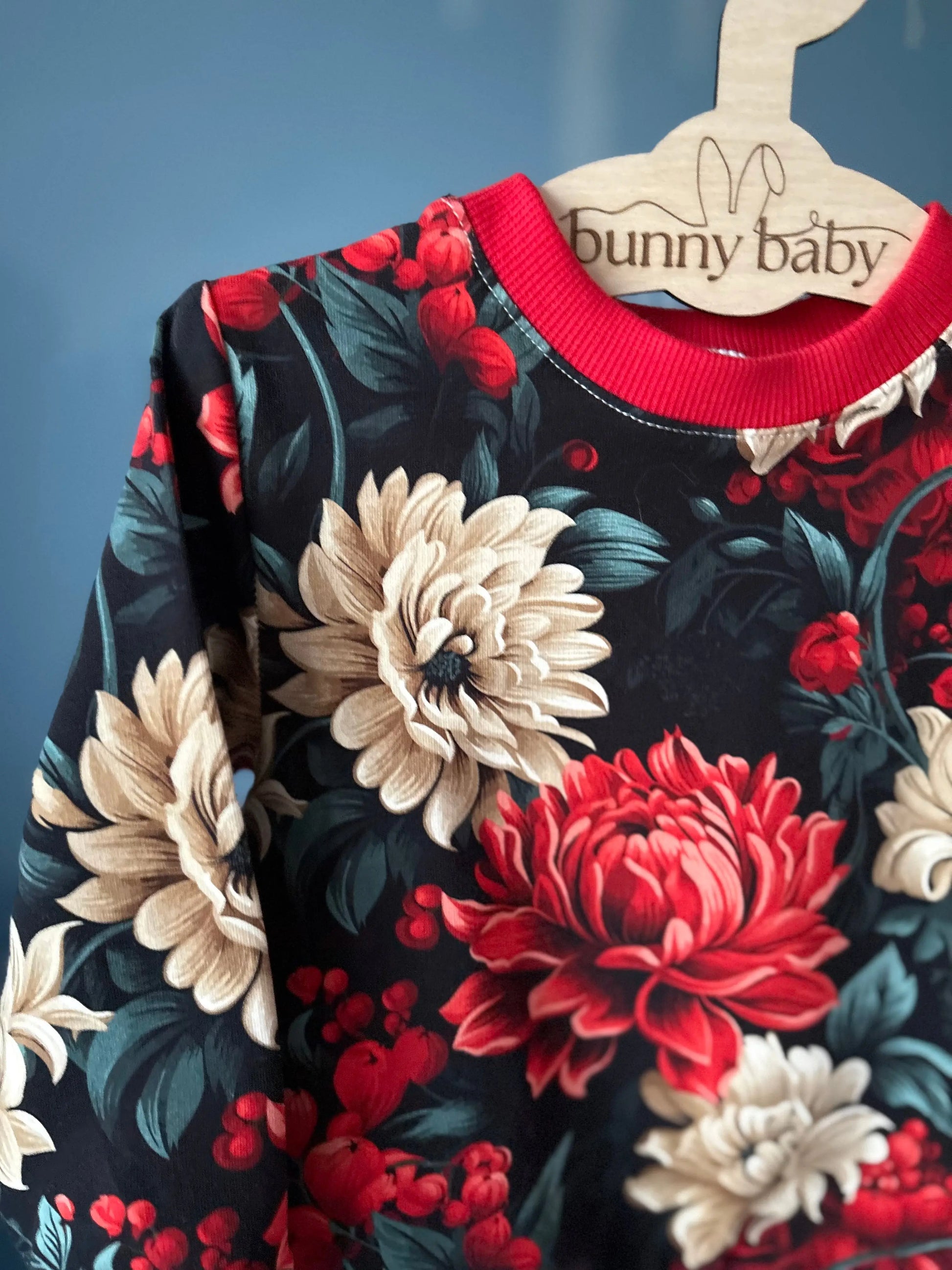 Świąteczna bluza Vintage flowers w odcieniach czerwieni i beżu z czerwonym ściągaczem - Bunny Baby