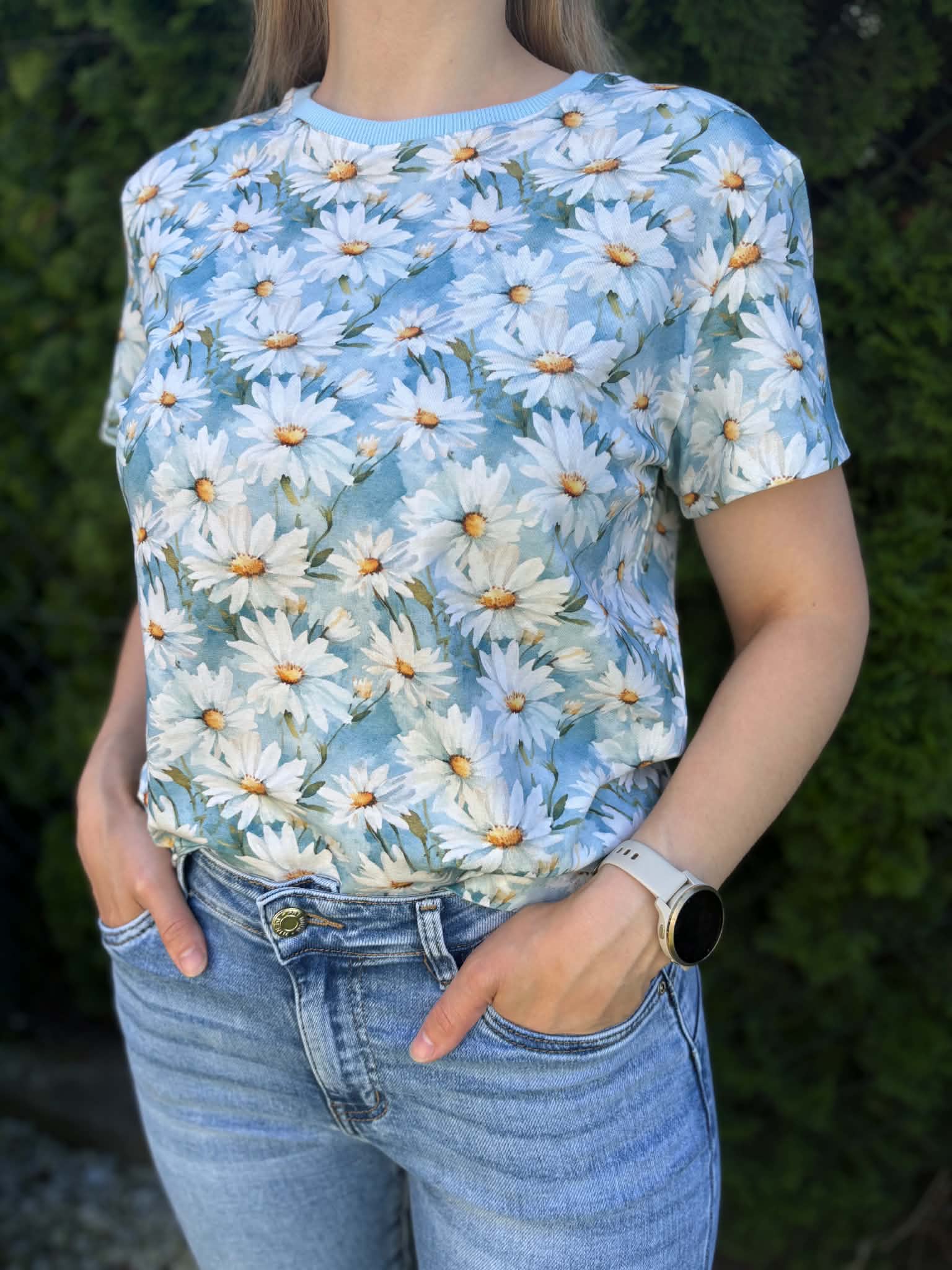 Zestaw dwóch t-shirtów damskich (niebieskie stokrotki i feerie barw)