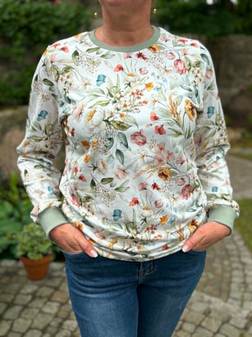 Damska bluza w delikatne kwiaty z oliwkowym ściągaczem