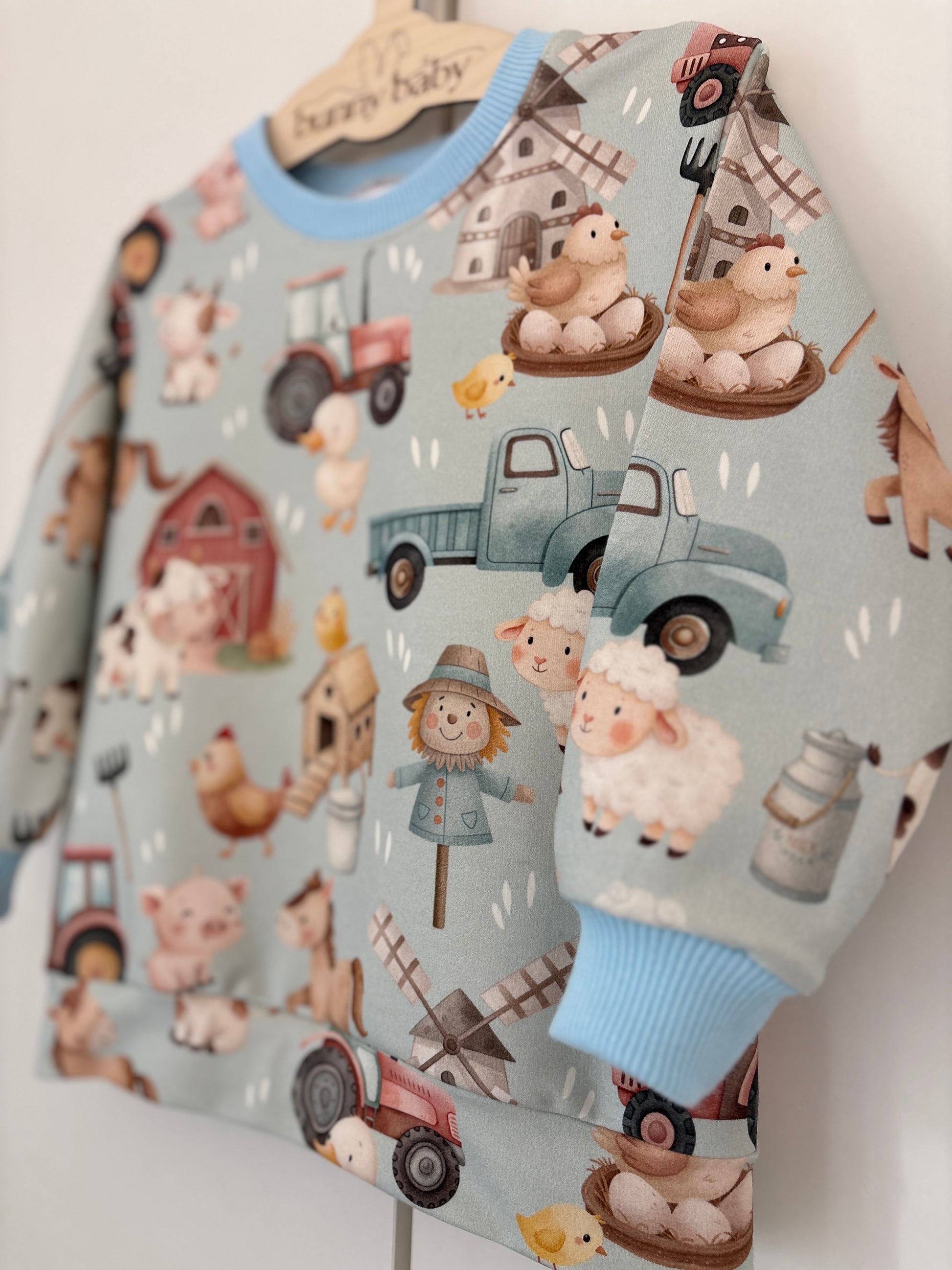 Bluza w traktory z błękitnymi ściągaczami