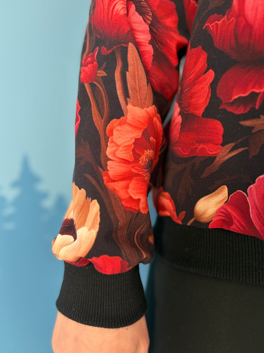 Bluza maki w odcieniach czerni i czerwieni