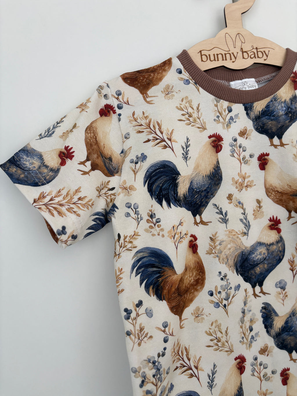 T-shirt w koguty z brązowym wykończeniem