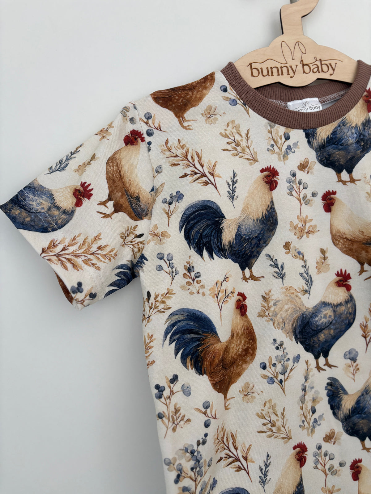 T-shirt w koguty z brązowym wykończeniem