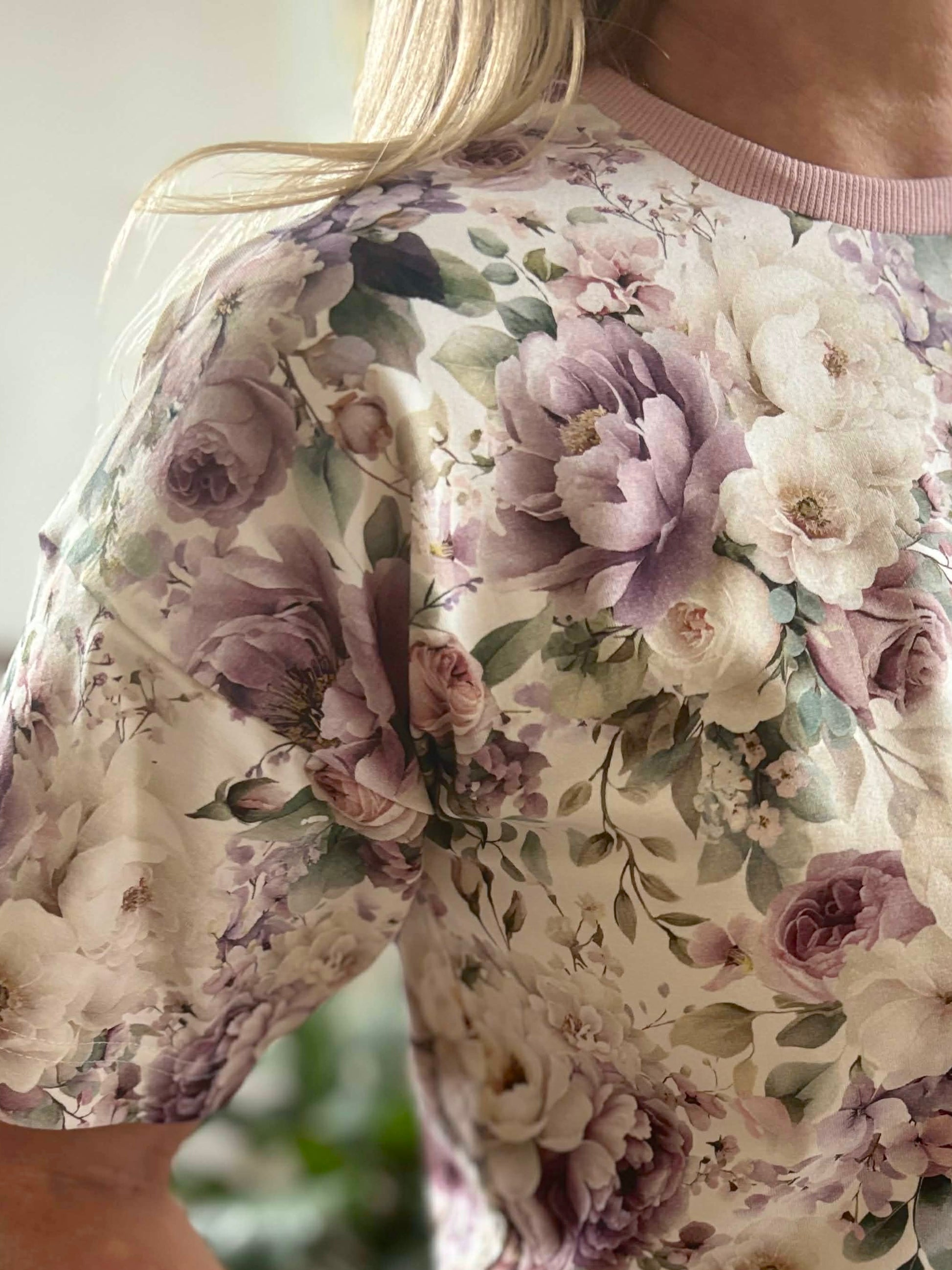 T-shirt oversize Violet Peonies w odcieniach fioletu, różu i bieli