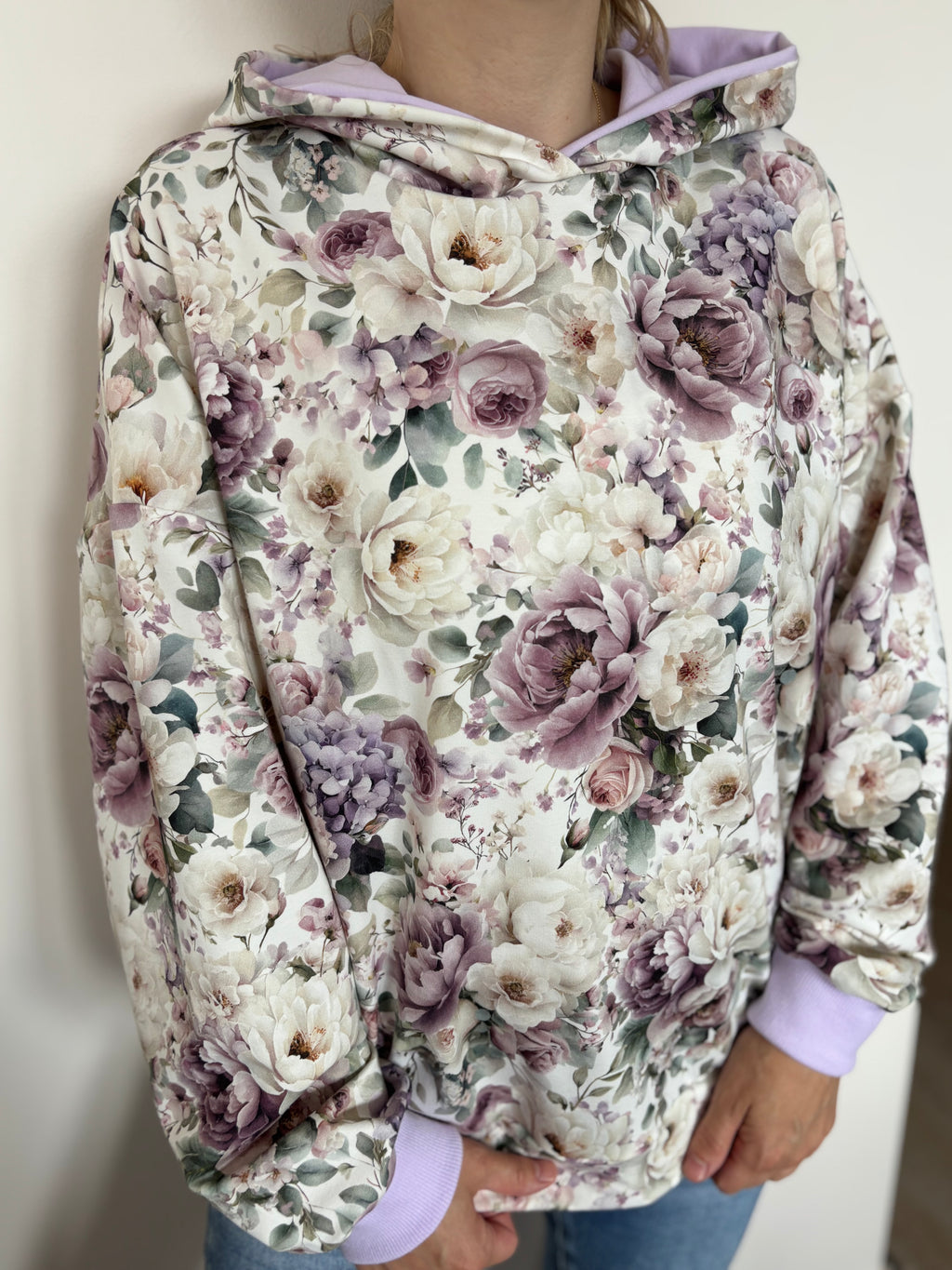 Bluza fioletowa z kapturem w piwonie