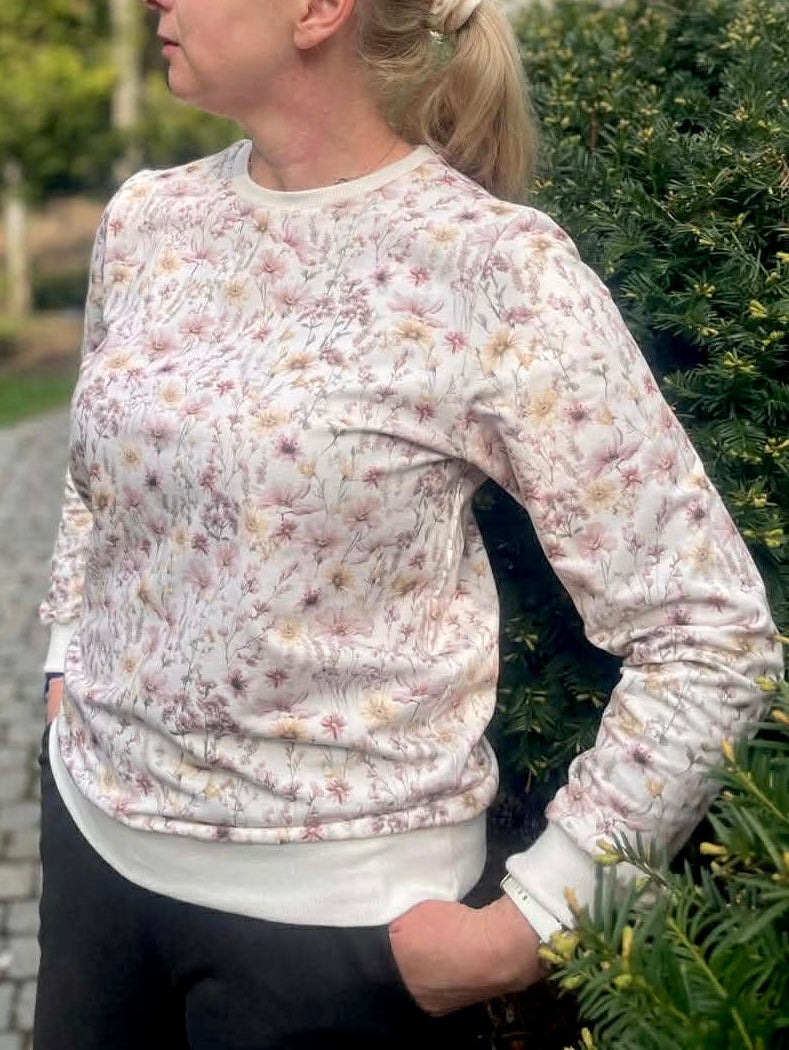 Kremowa bluza w delikatne kwiatuszki