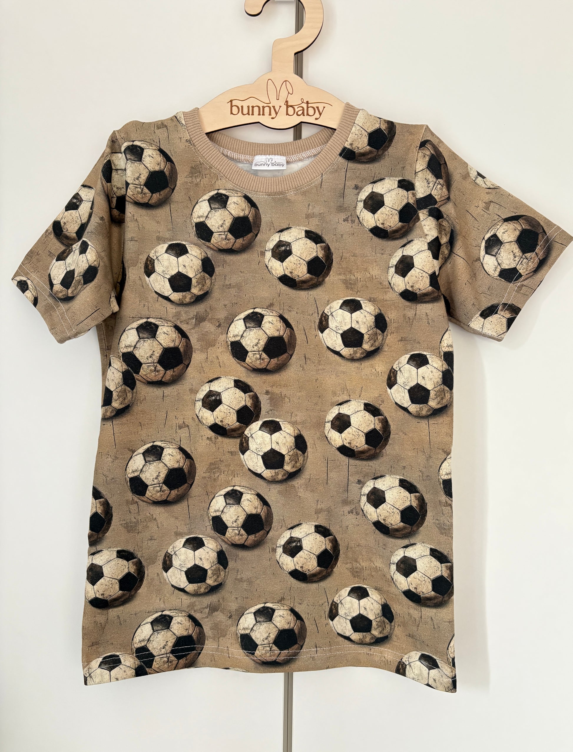 T-shirt chłopięcy w piłki