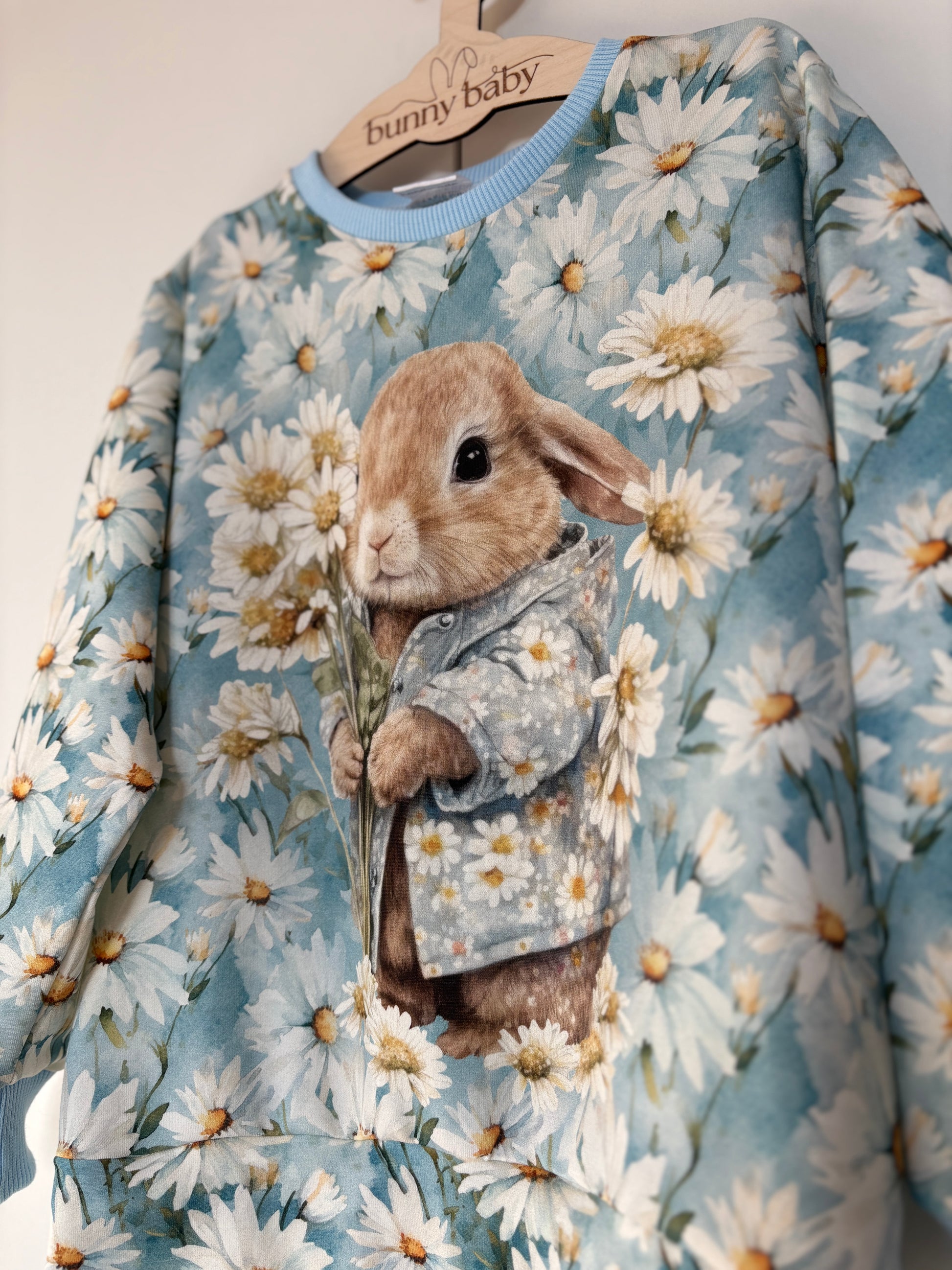 Błękitna bluza z króliczkiem w stokrotki