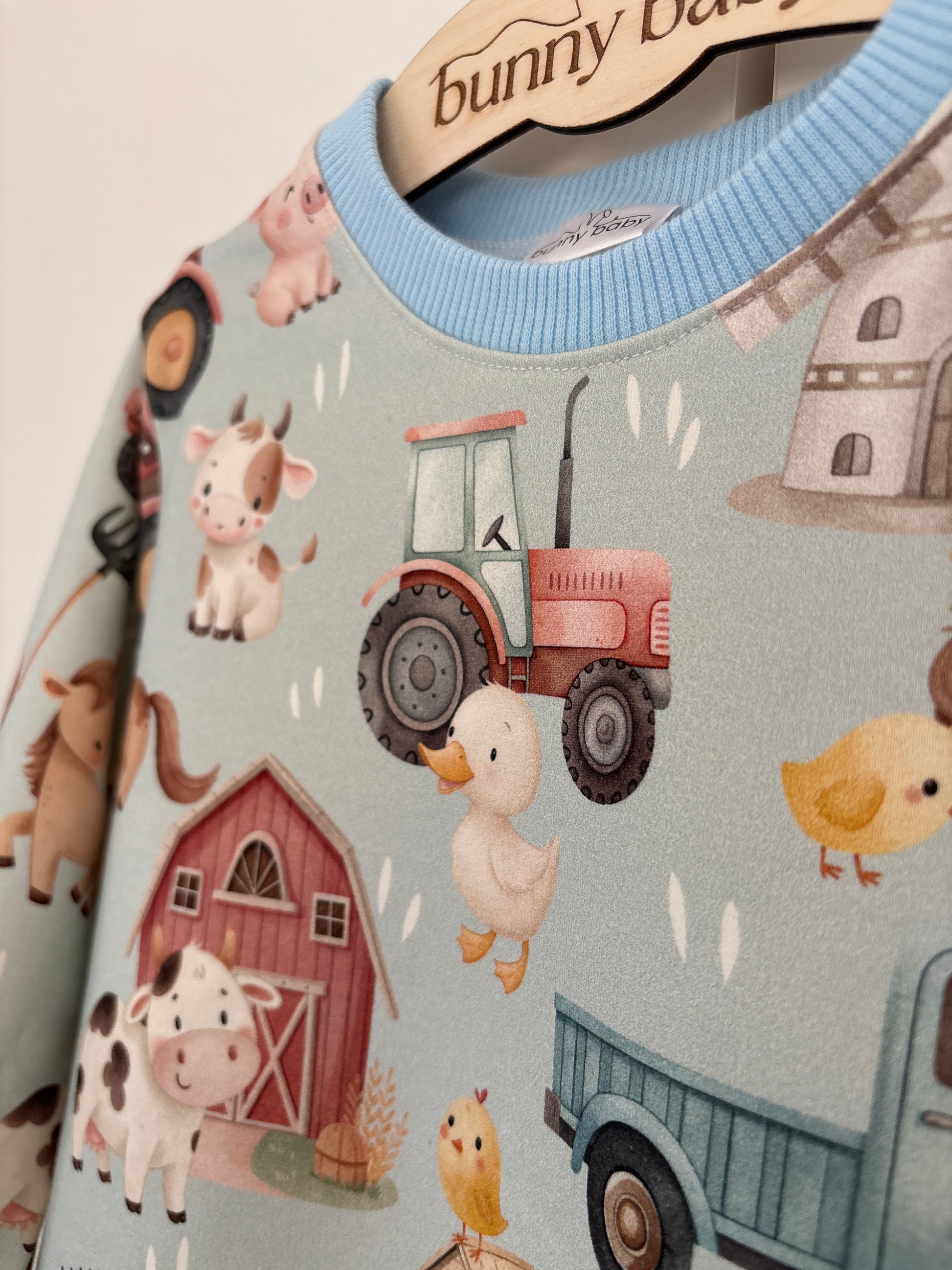 Bluza w traktory z błękitnymi ściągaczami