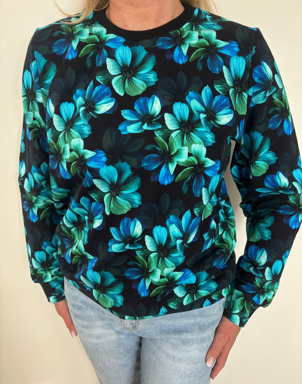 Damska bluza w niebieskie kwiaty