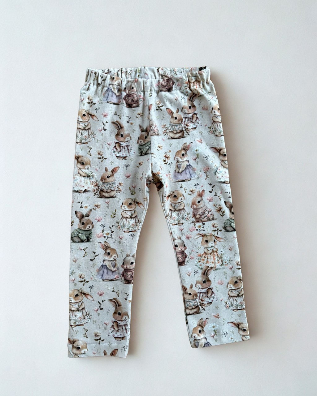 Beżowe leginsy w króliczki