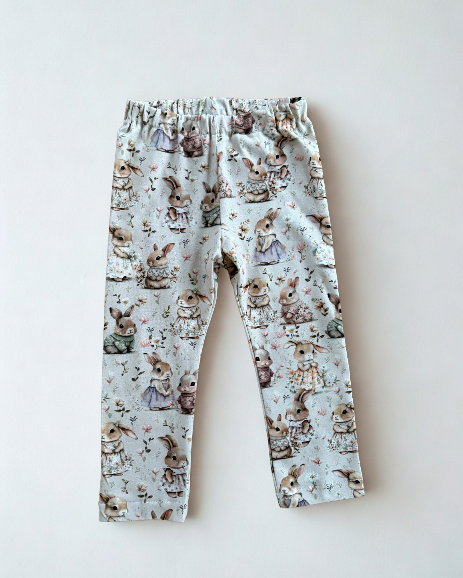 Beżowe leginsy w króliczki